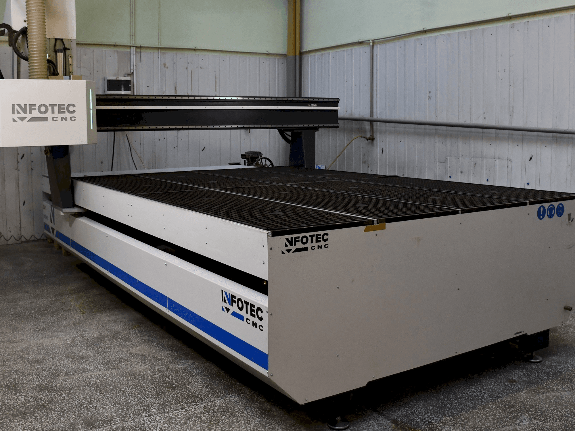 Makine INFOTEC 3121 E - Önden görünüm