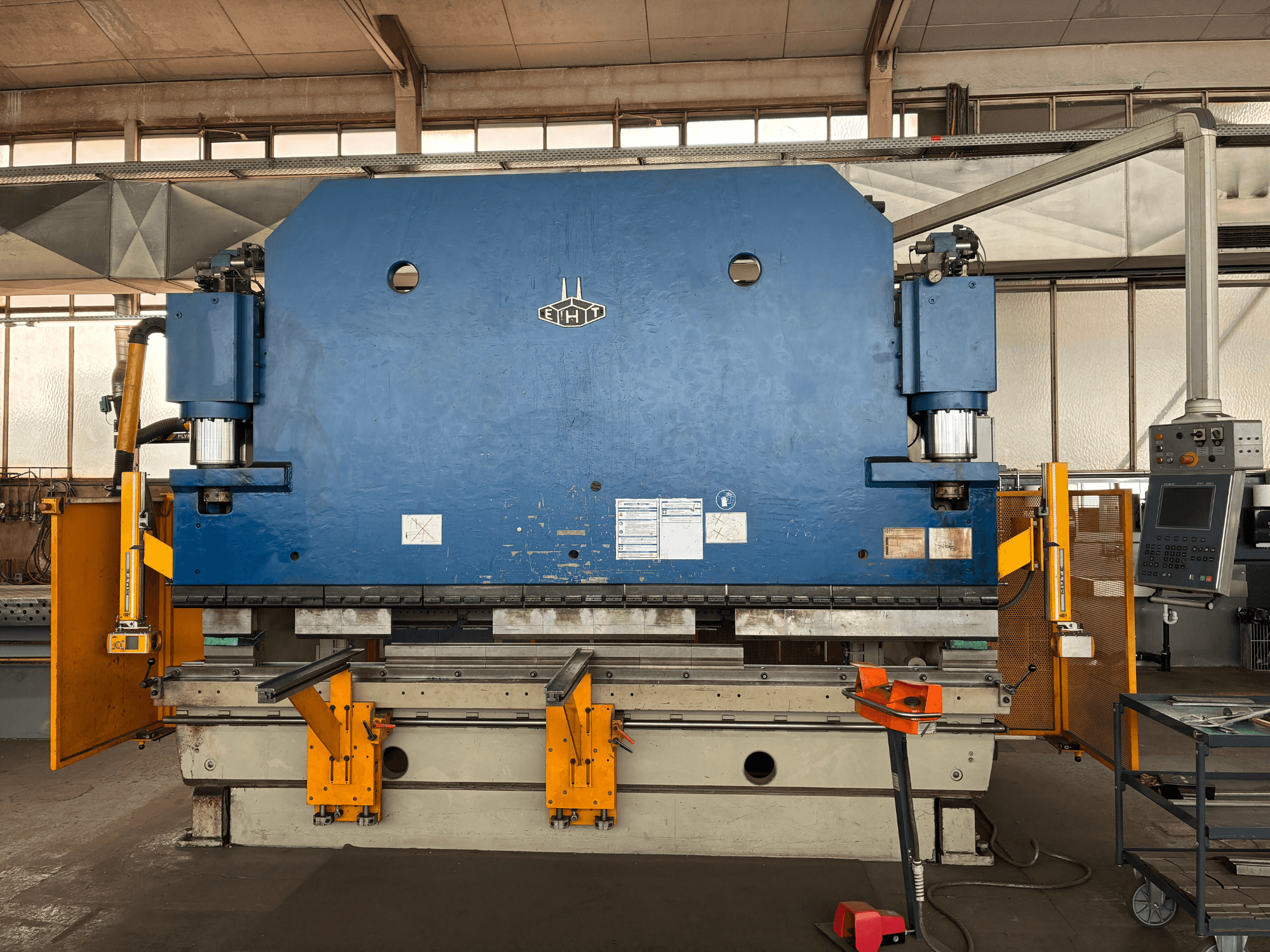 Bridgeport VMC 1000 22 dikey işleme merkezi, mavi gövde, kontrol paneli ve operasyonel bileşenleri gösteren önden görünüm.