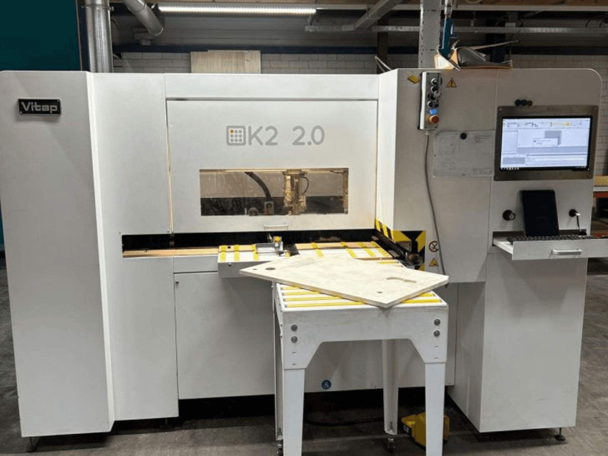 CNC İşleme Merkezi VITAP Point K2 2.0, önden görünüm, kontrol panelini, çalışma yüzeyini ve güvenlik özelliklerini gösterir.