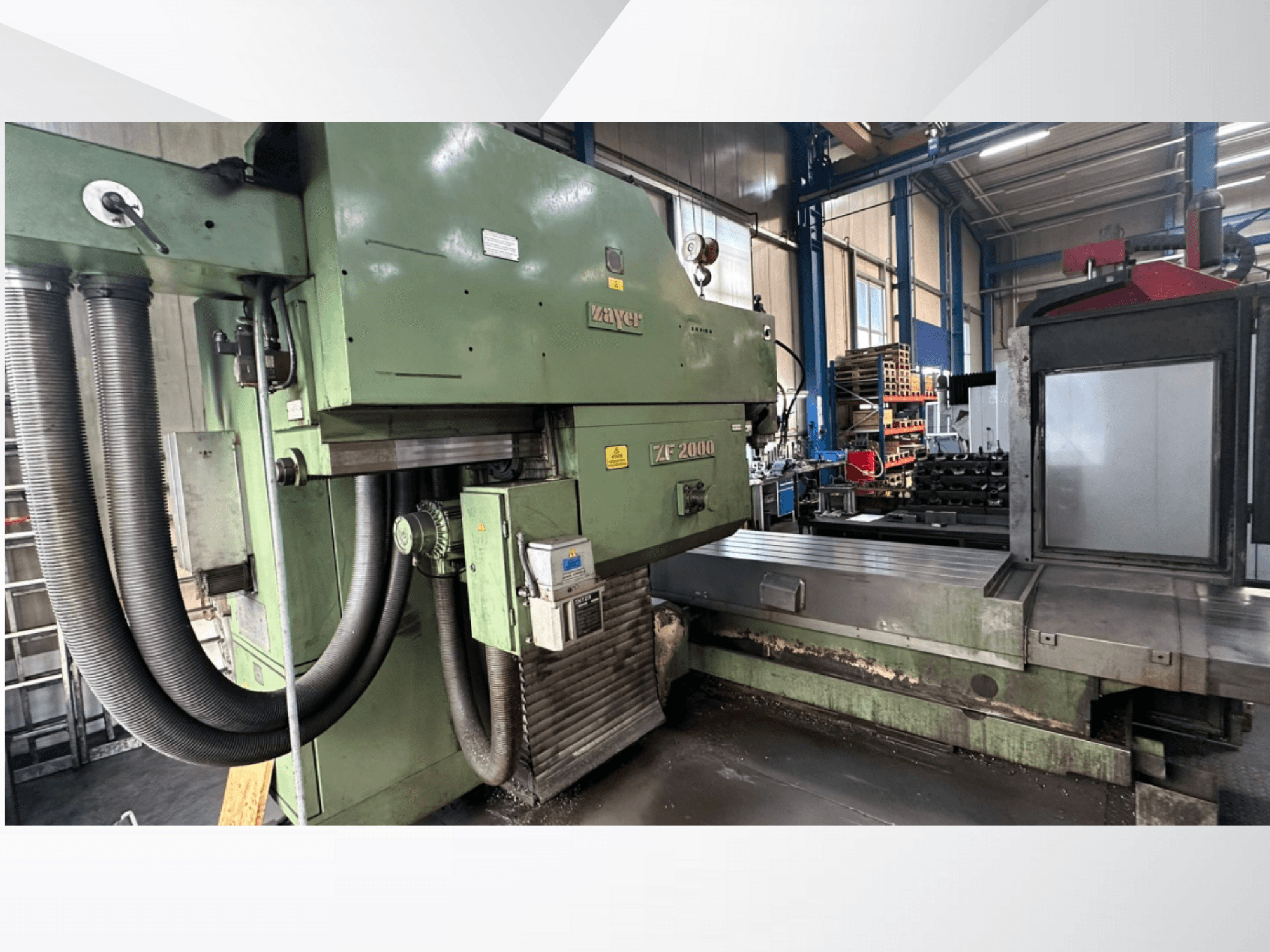 Yeşil renkli Zayer ZF 2000 freze makinesi, kontrol panelini ve bağlı hortumlarla birlikte büyük freze yatağını gösteren yandan görünüm.