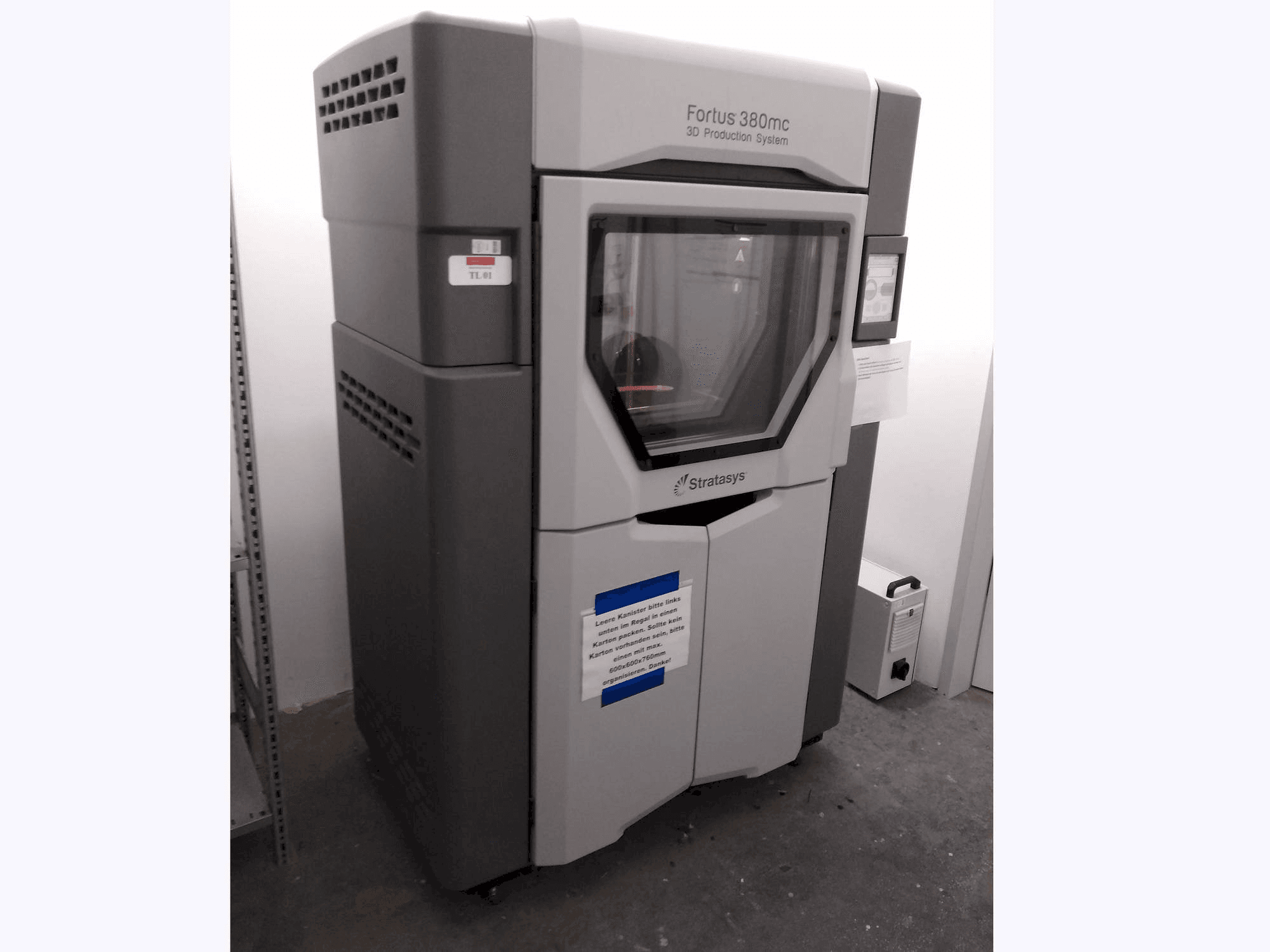 Makine Stratasys Fortus 380MC - Önden görünüm