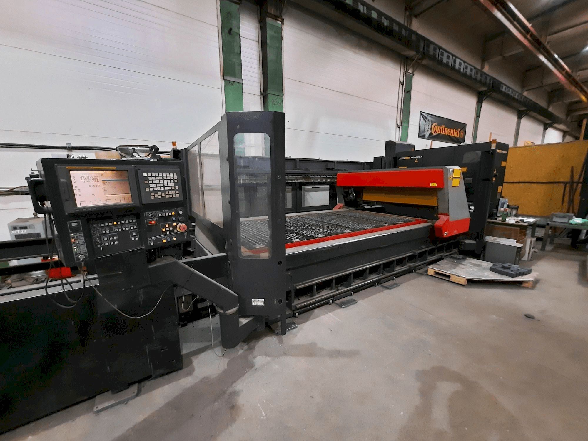 Makine AMADA F0 3015 - Önden görünüm
