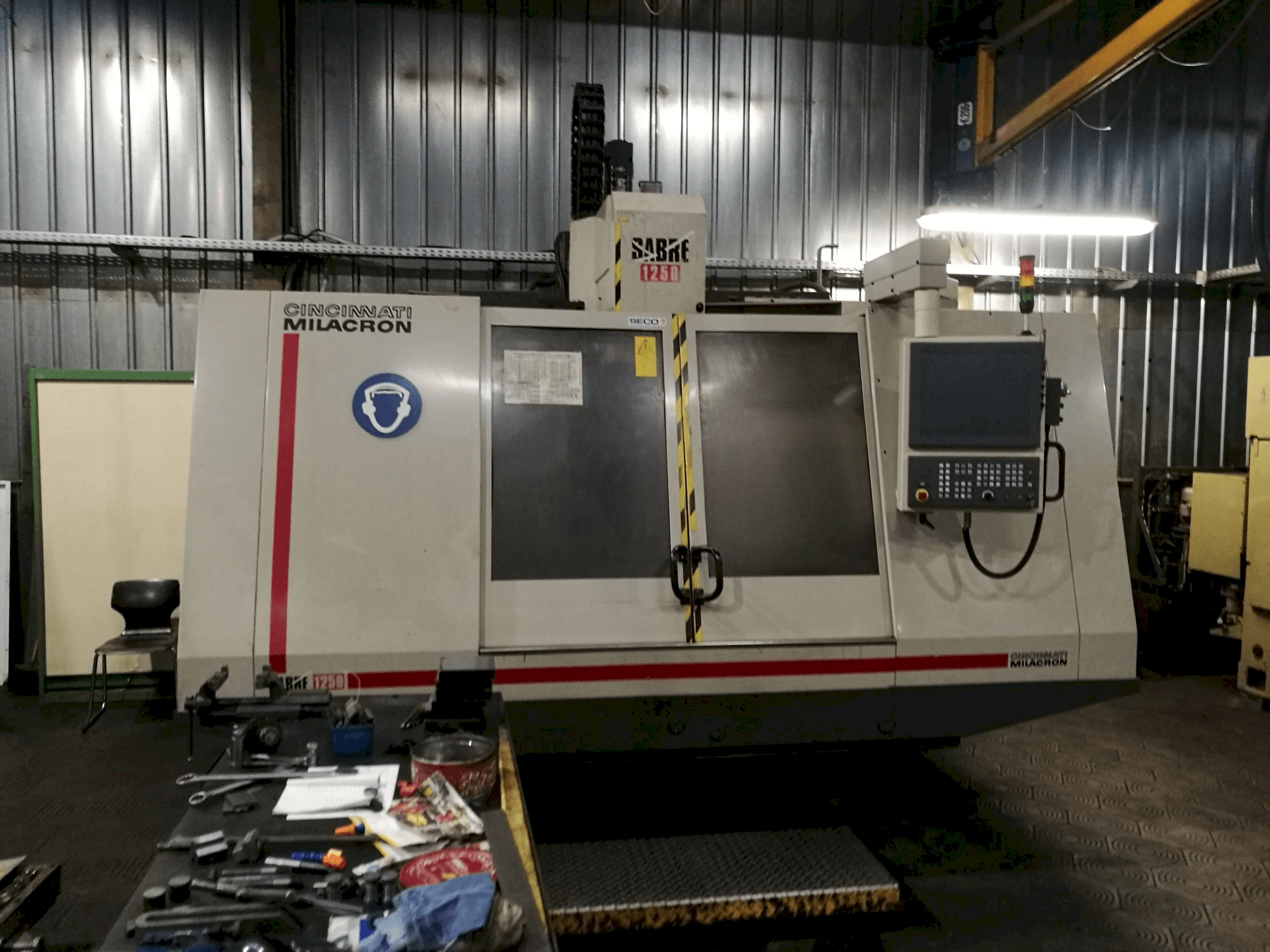 Makine Cincinnati Milacron Sabre 1250 - Önden görünüm