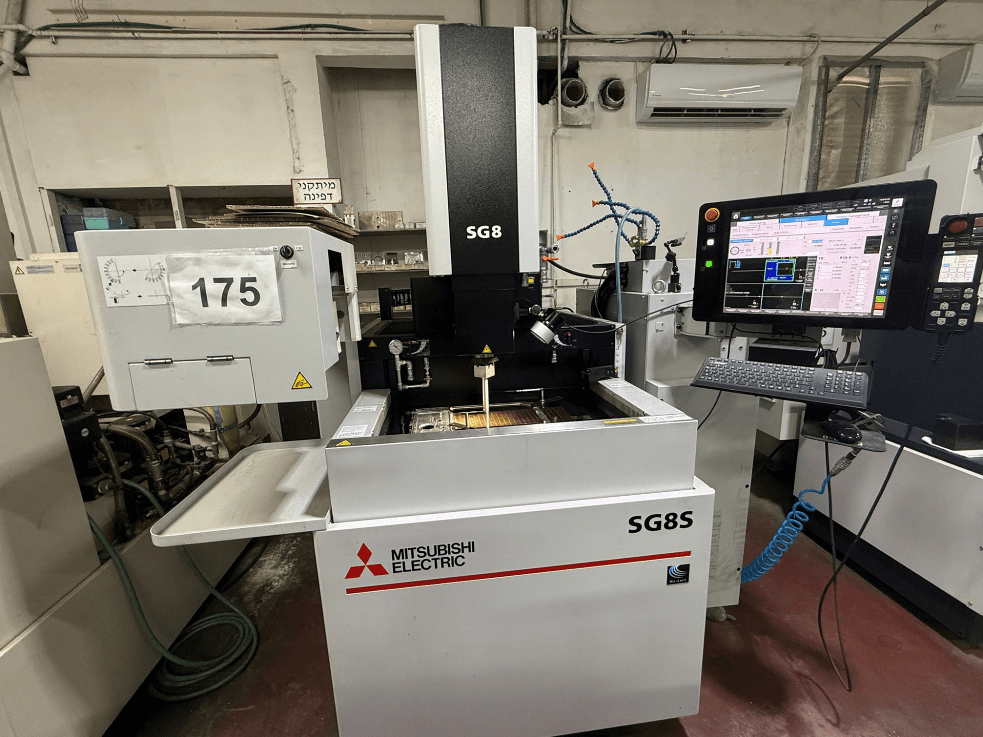 Mitsubishi SG8S kalıp oyma EDM makinesi, monitör ve kontrol paneli görünür şekilde önden görünüm; çalışma alanı takım kurulumunu gösterir.