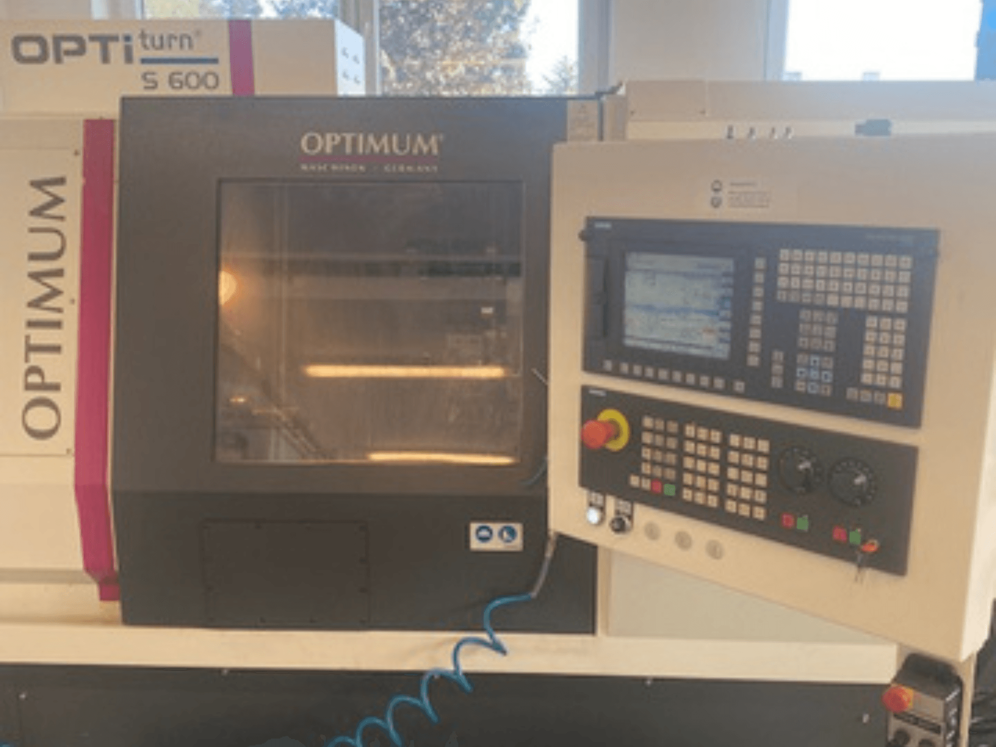 Optimum OPTIturn S 600 yatay torna tezgahı; kontrol paneli ve ekranı gösteren önden görünüm.