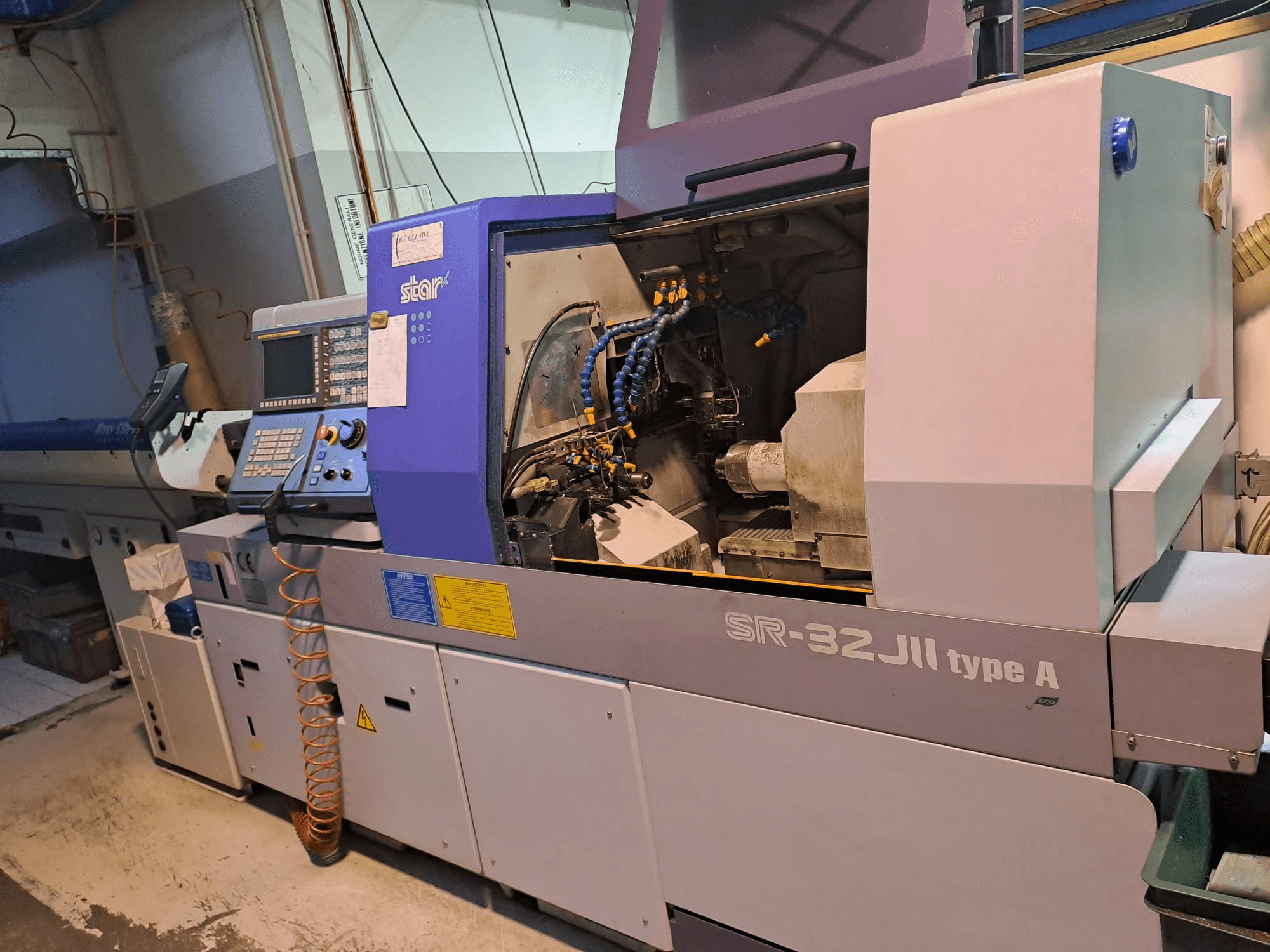 STAR MICRONICS SR-32JII-typeA İsviçre Tipi Torna Tezgahı yan görünüm, kontrol paneli ve görünür işleme bileşenleri.