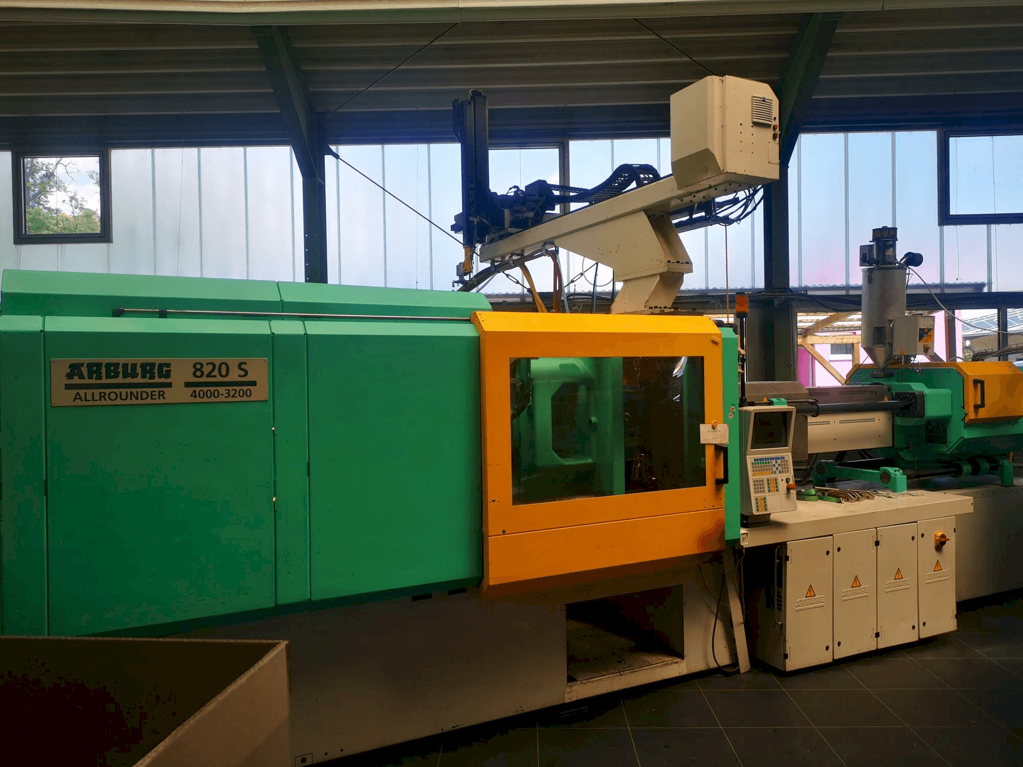Makine Arburg 820S 4000 / 3200 - Önden görünüm
