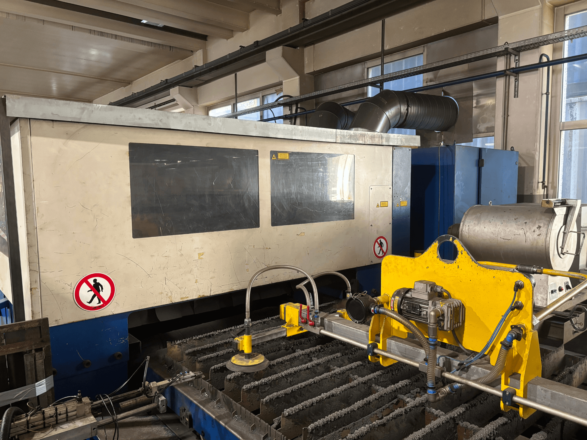 TRUMPF Trumatic L3030 CO2 lazer kesim makinesi, kontrol arayüzü ve kesim yüzeyi detaylarını gösteren önden görünüm.