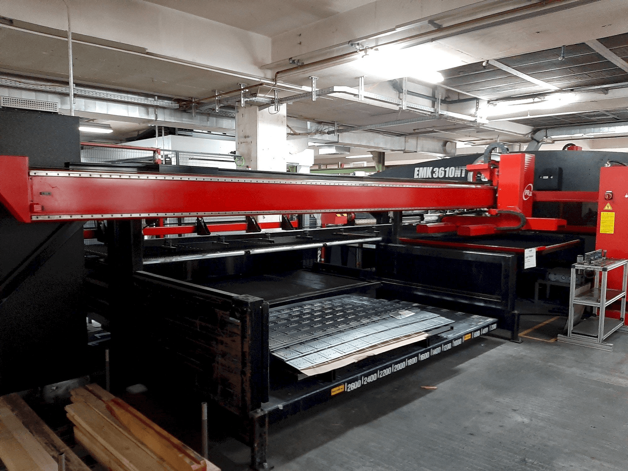 Makine AMADA EMK 3610NT - Önden görünüm