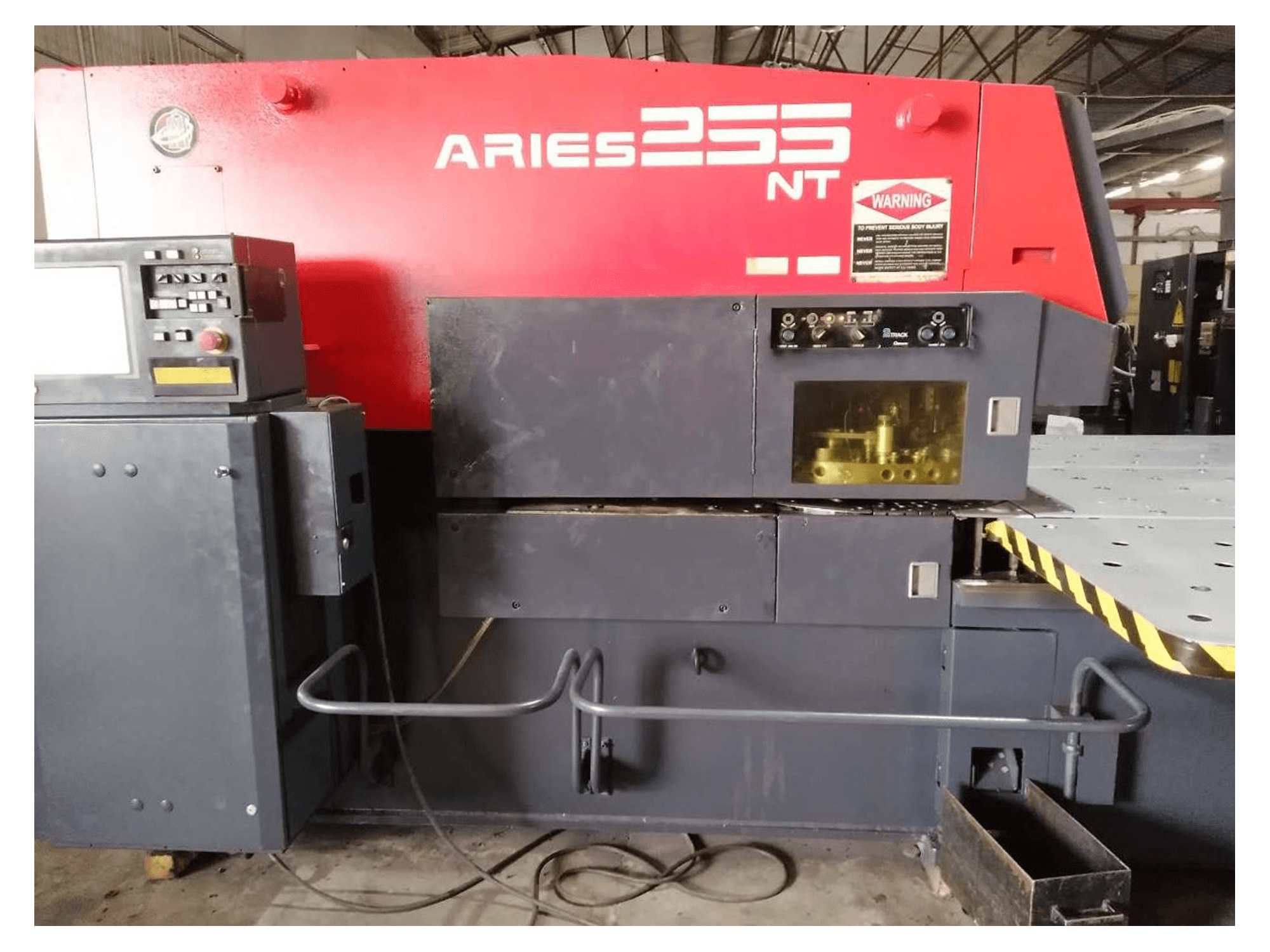 Makine 1 AMADA - Önden görünüm ARIES 255NT