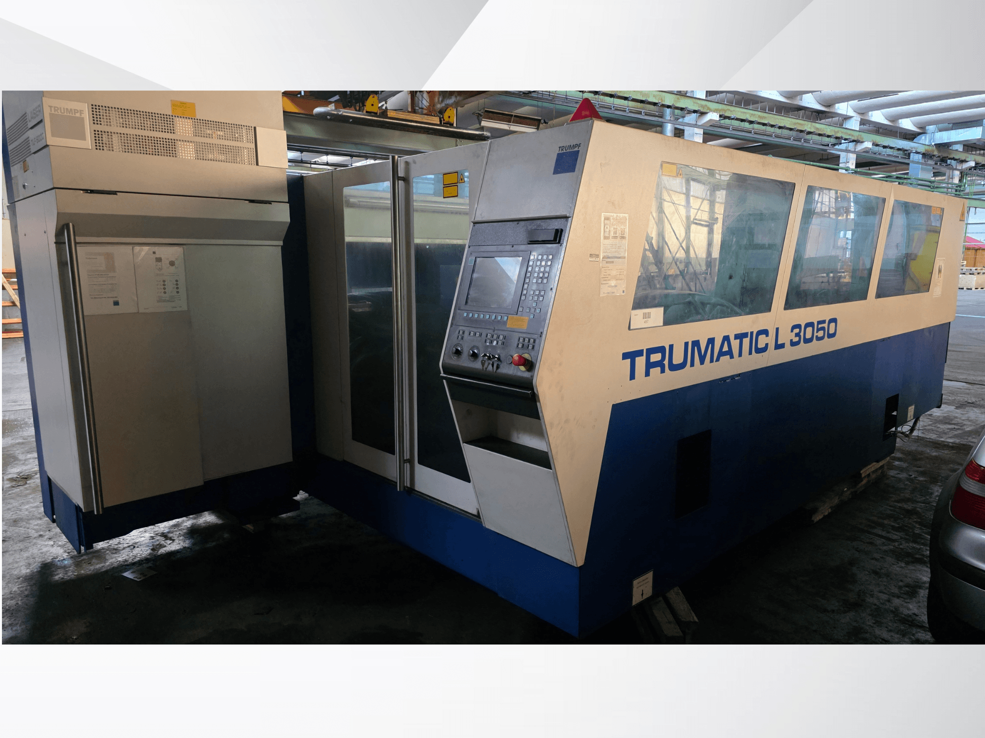 TRUMPF Trumatic L 3050 CO2 lazer kesim makinesi, önden görünüm, kumanda paneli ve büyük cam pencereler.