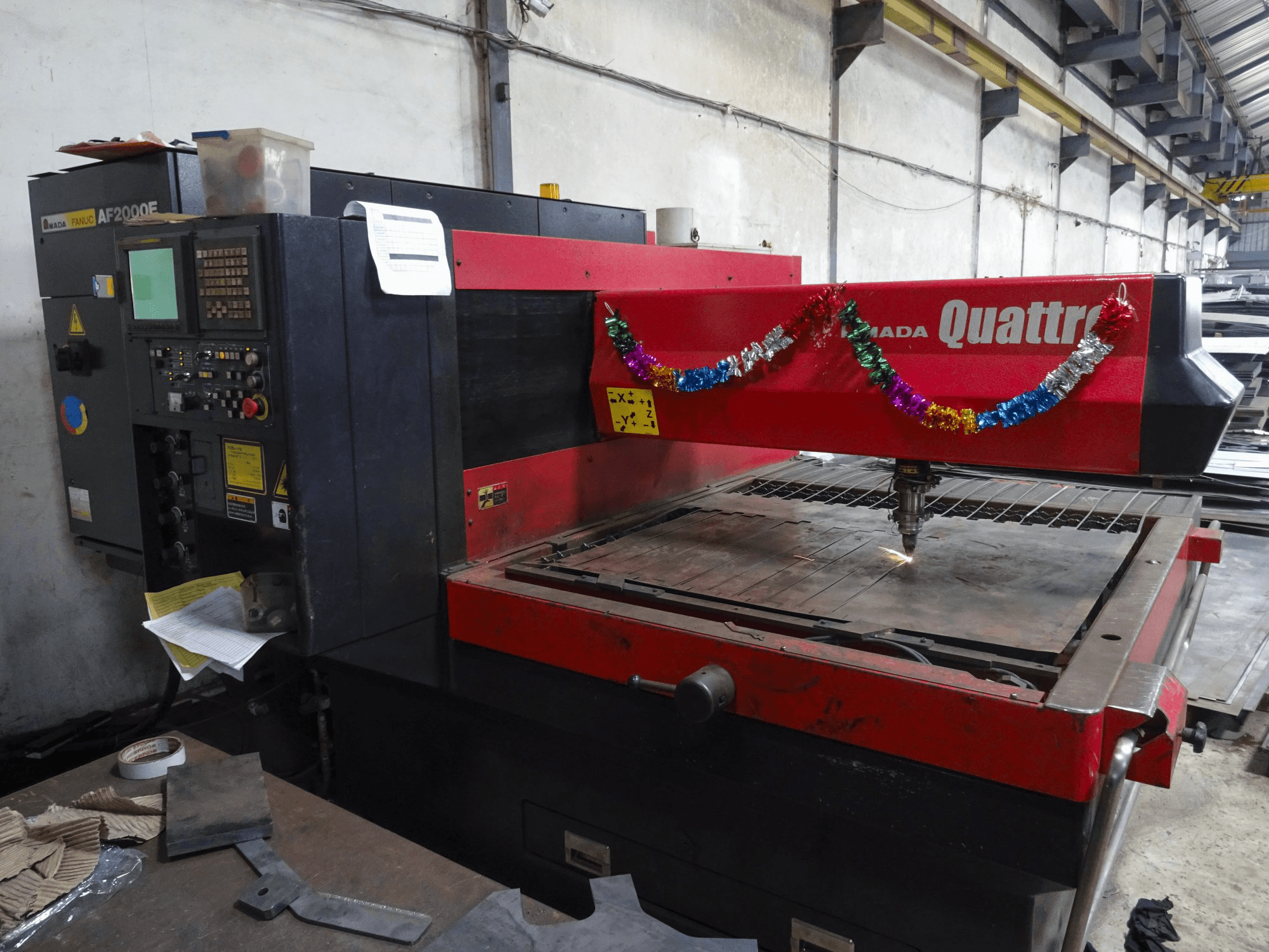 Makine AMADA - Önden görünüm Quattro AF2000E