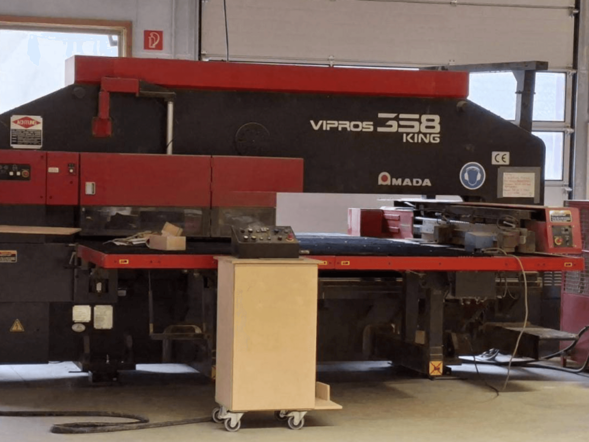 AMADA VIPROS 358 KING CNC delme presinin yandan görünümü; kontrol paneli ve takım saklama alanı görülmektedir.