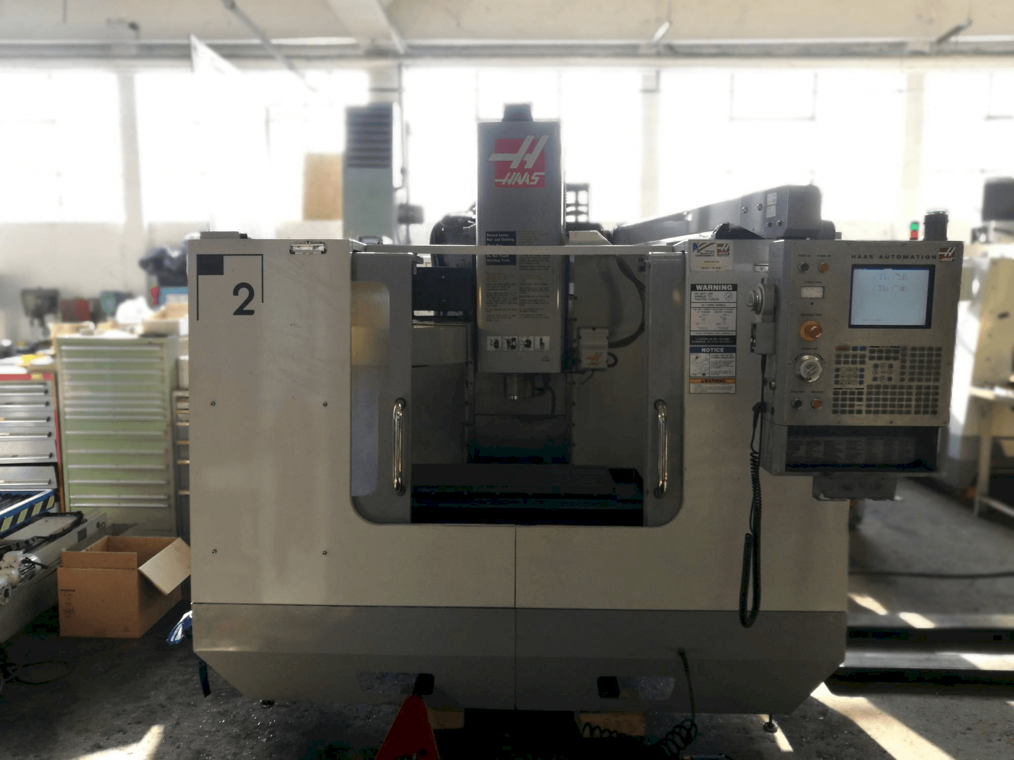Makine HAAS VF-2BHE - Önden görünüm