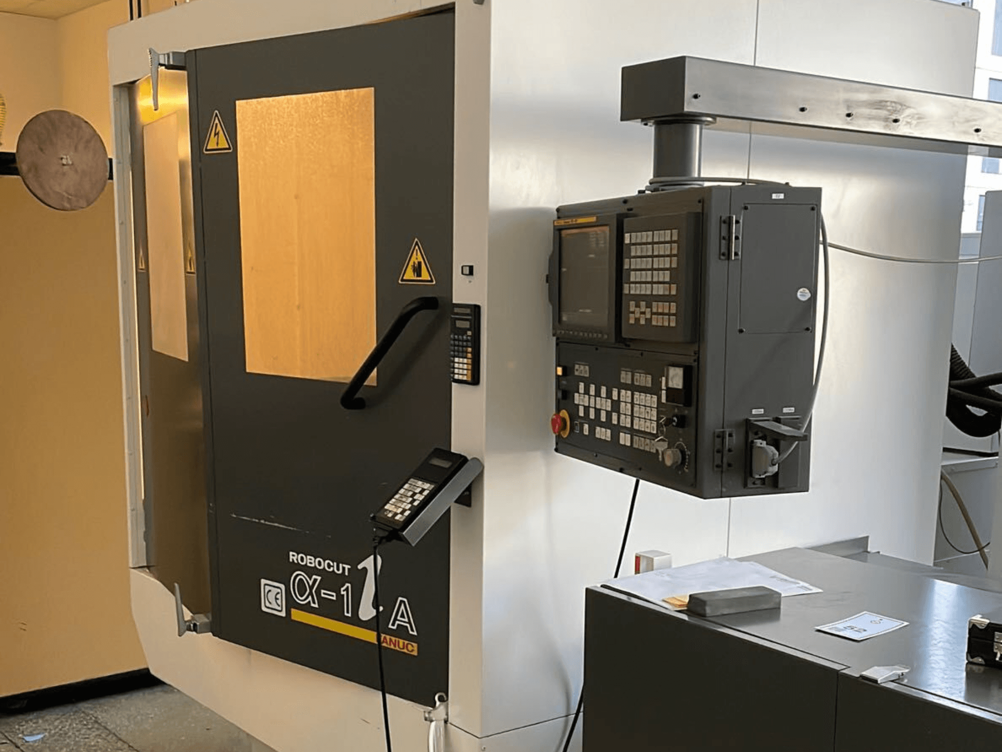 Robocut CX-1 Kontrol panelli bir makine; güvenlik kapılarını ve çalışma arayüzünü gösteren önden görünüm.