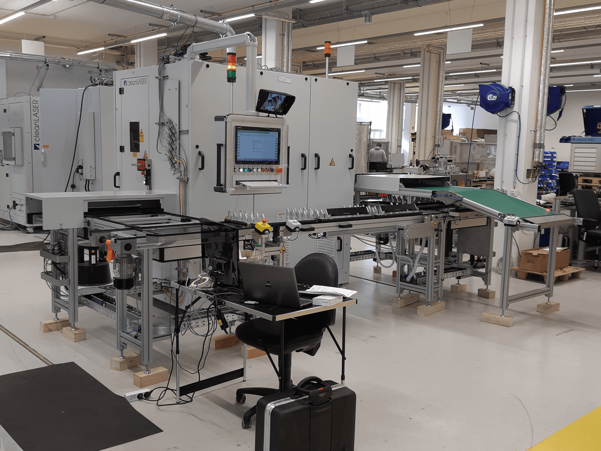 CLEAN LASER clean CELL 3220 takım tezgahı; fabrika ortamında kontrol paneli, konveyör ve çalışma alanının düzenini gösteren önden görünüm.