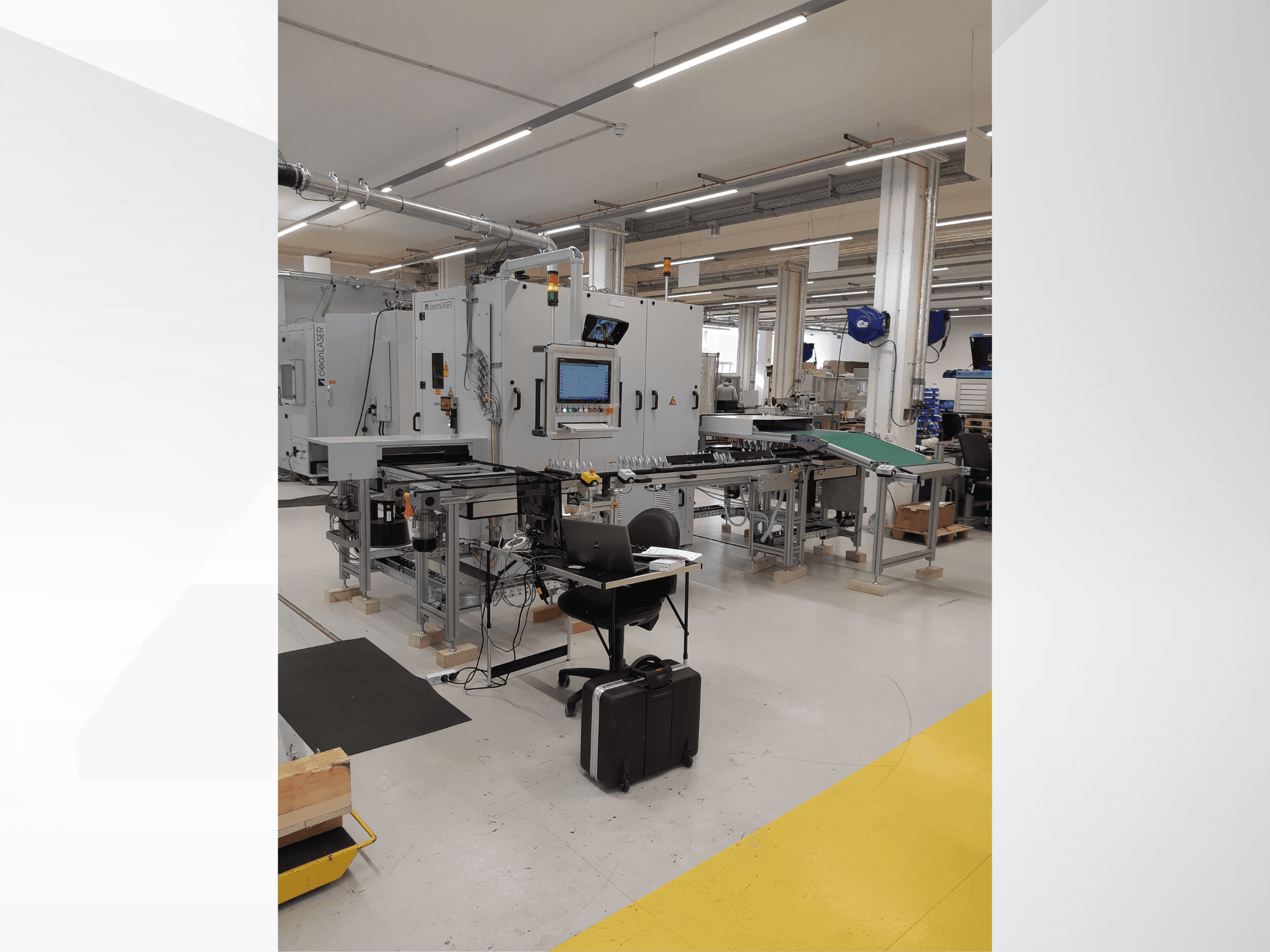 CLEAN LASER clean CELL 3220 takım tezgahı, fabrika ortamında kontrol paneli, konveyör ve çalışma istasyonuyla birlikte önden görünüm.