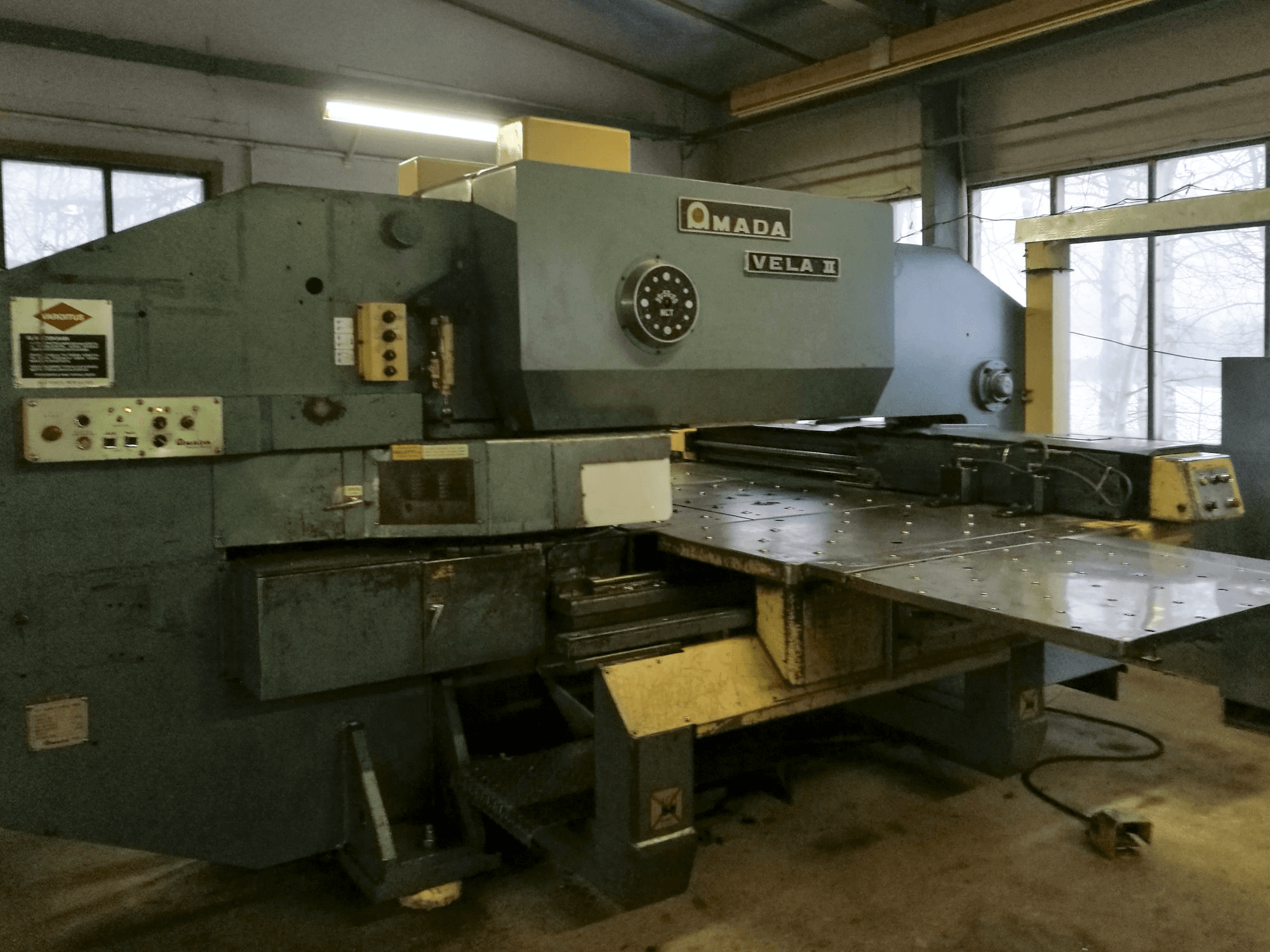 Makine AMADA - Sol görünüm VELA II