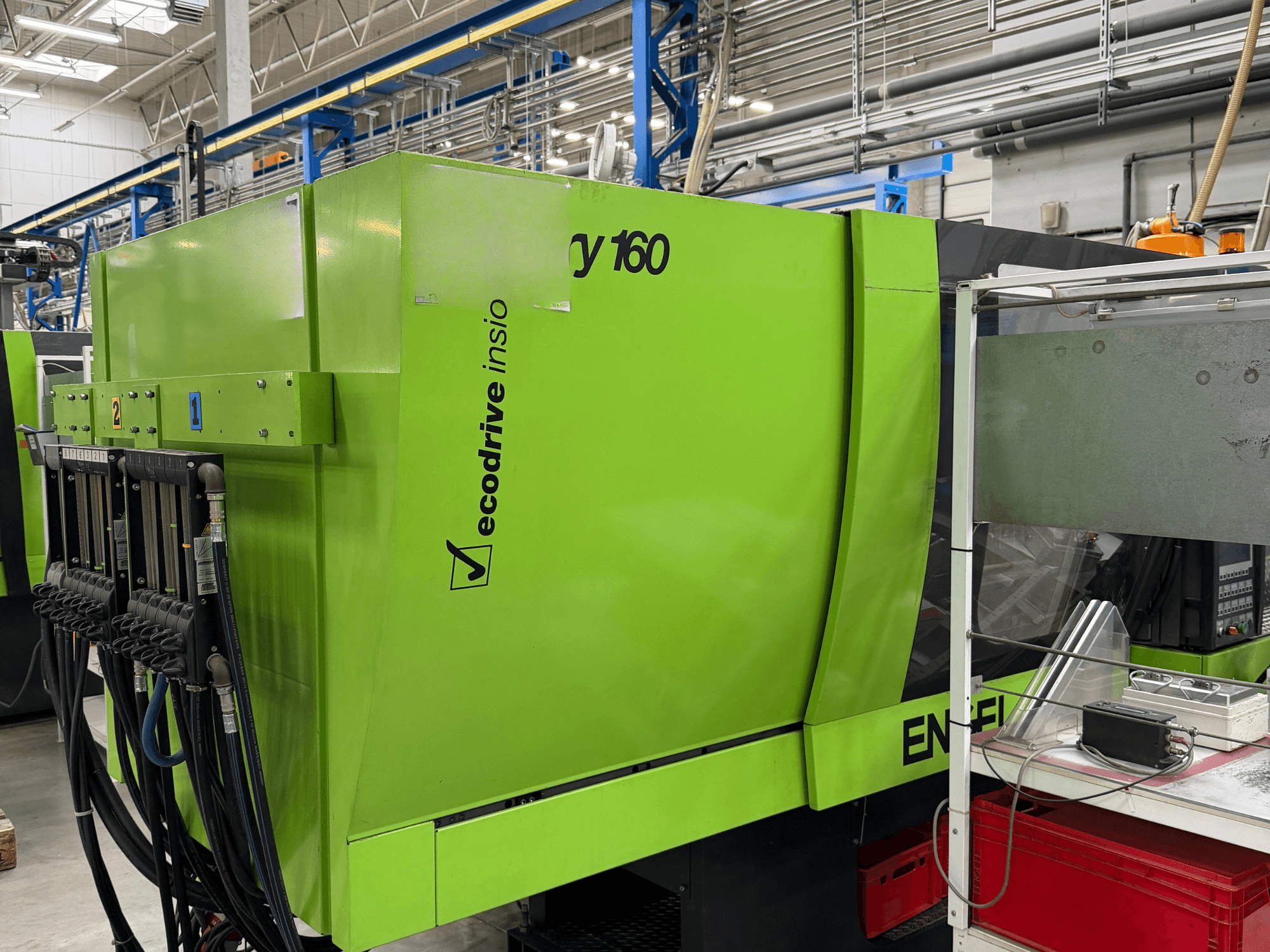 Yeşil renkli Engel Victory 500/160 tech hidrolik enjeksiyon kalıplama makinesi; kontrol paneli ve Ecodrive özelliğini gösteren yandan görünüm.