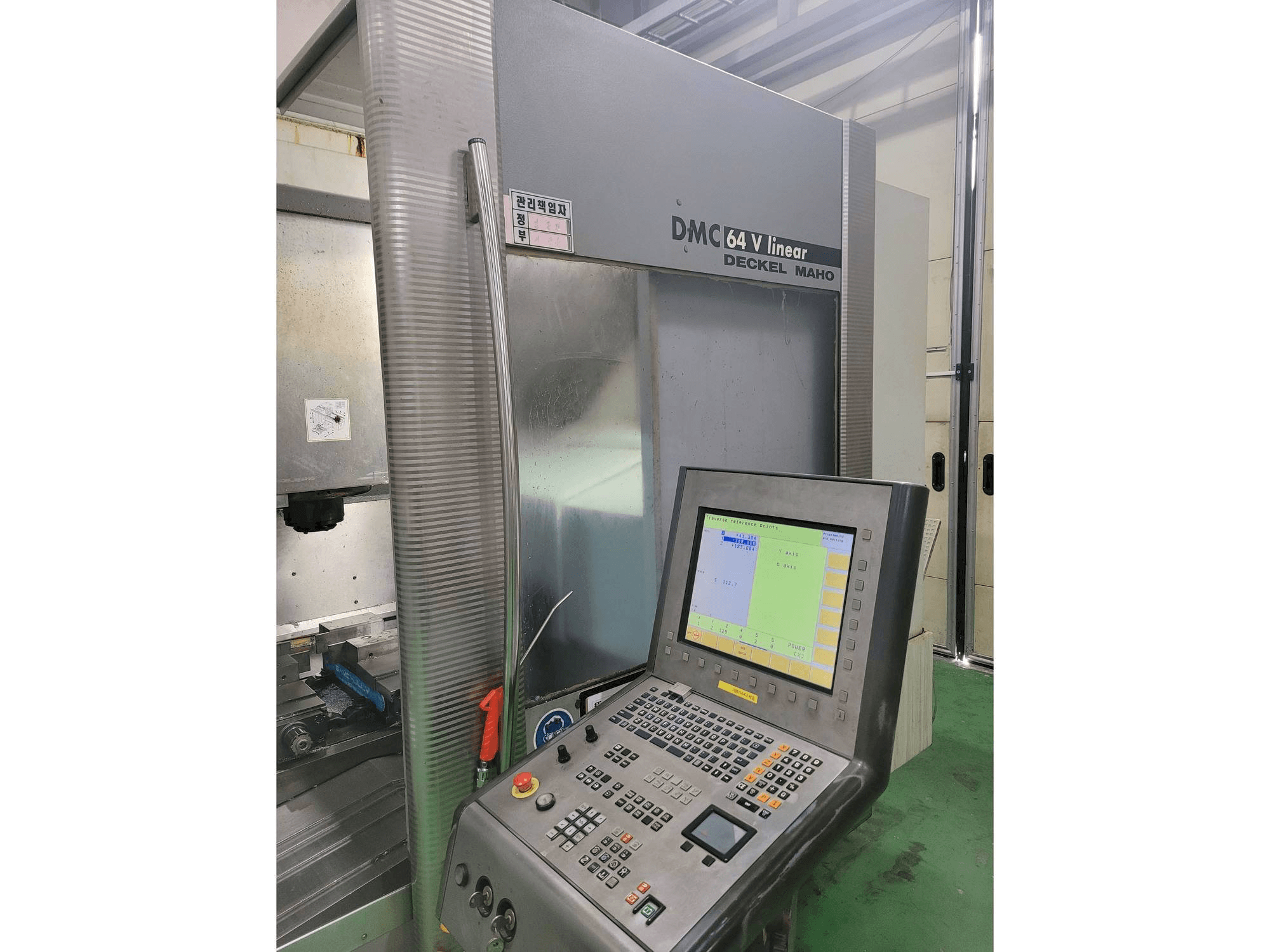 Makine DECKEL MAHO DMC 64 V - Önden görünüm