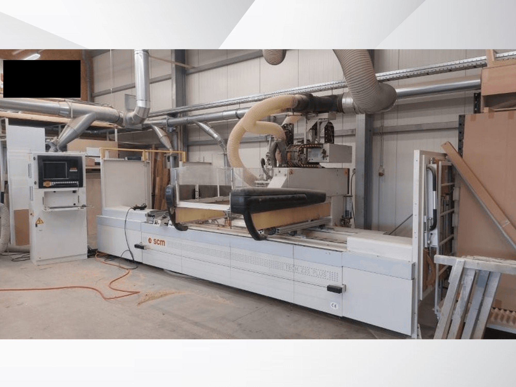CNC İşleme Merkezi SCM TECH Z25 PLUS H-R4 bir atölyede, kontrol panelini ve toz emme sistemini gösteren önden görünüm.