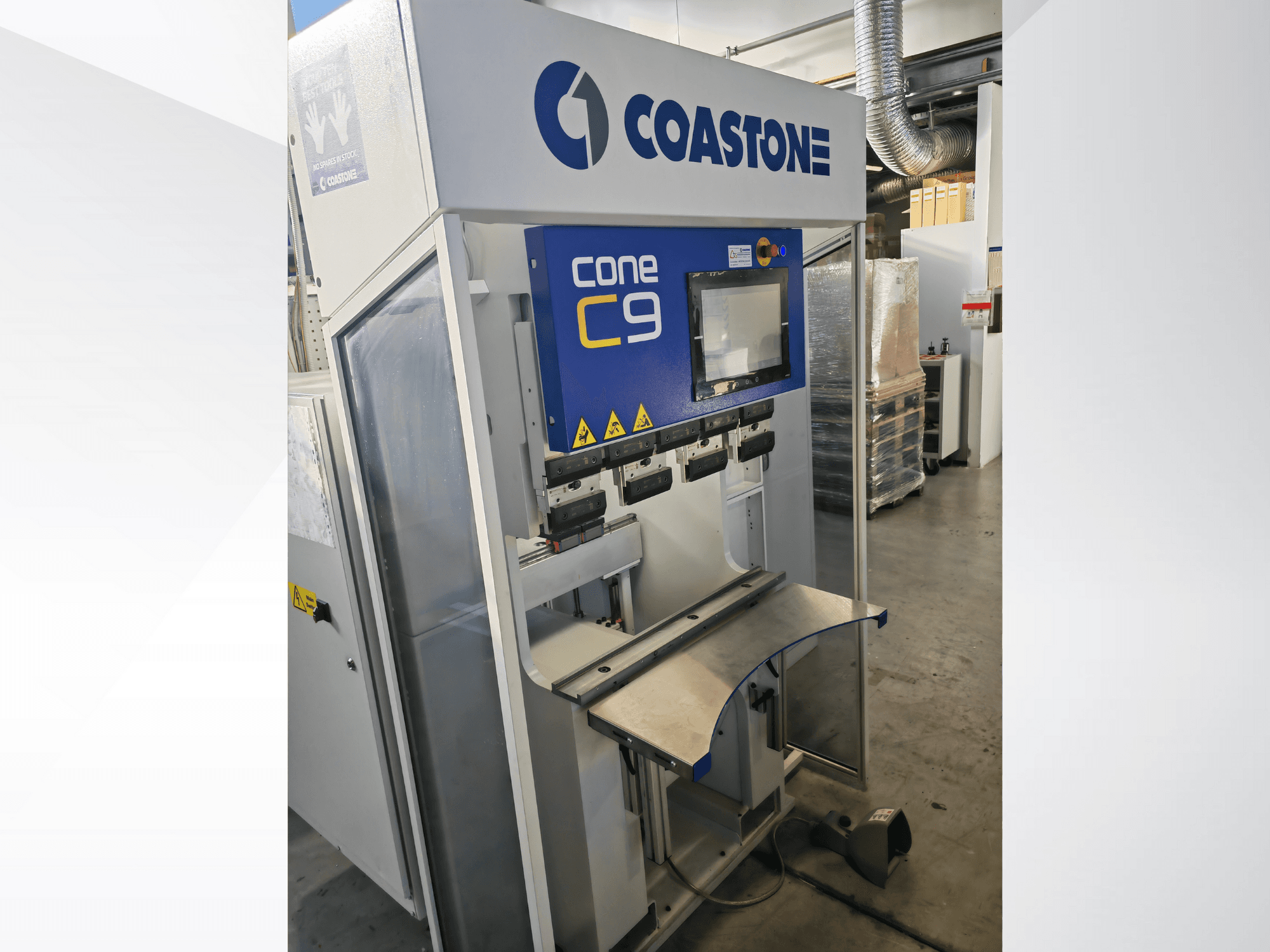Coastone Cone C9 makinesinin önden görünümü, kontrol paneli ve paslanmaz çelik çalışma yüzeyi.