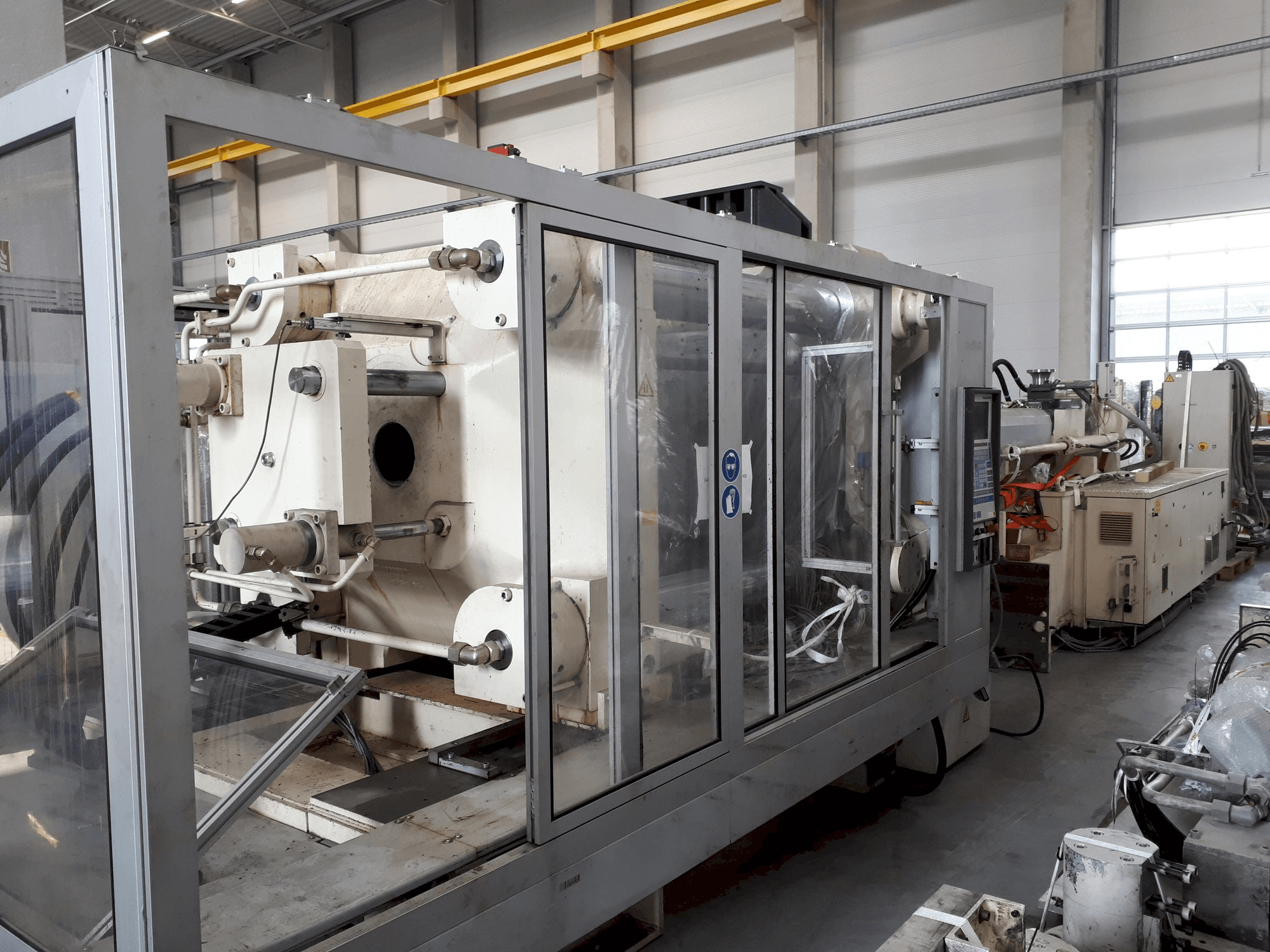 Makine Krauss Maffei 650-2700 C1 - Önden görünüm