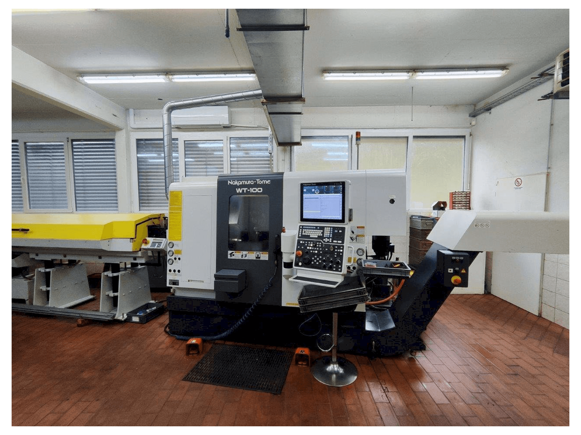 Makine NAKAMURA-TOME WT-100 MMY - Önden görünüm