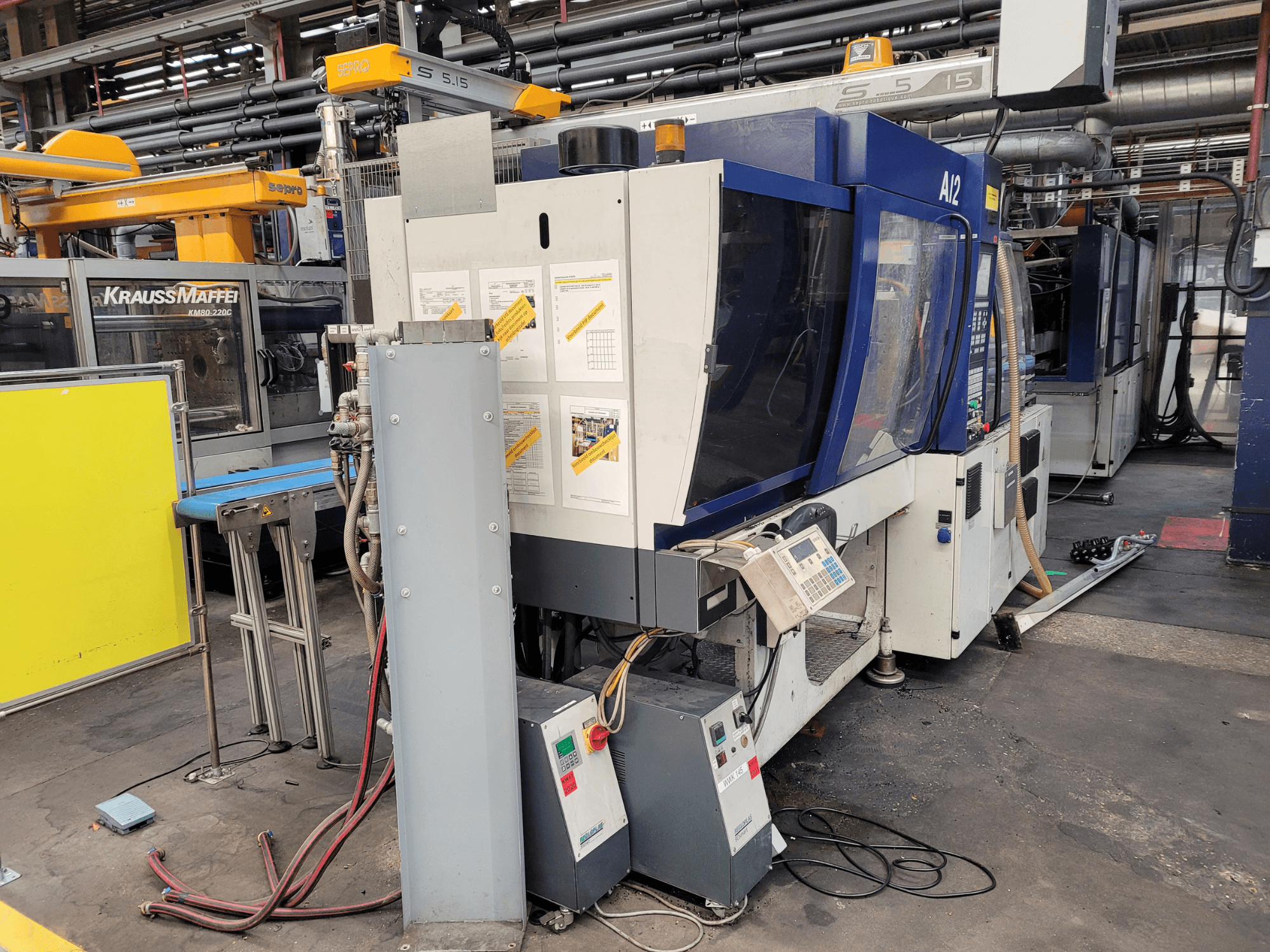 KraussMaffei enjeksiyon kalıplama makinesi modeli KM80-232G, önden görünüm, kontrol paneli ve operasyonel bileşenler.