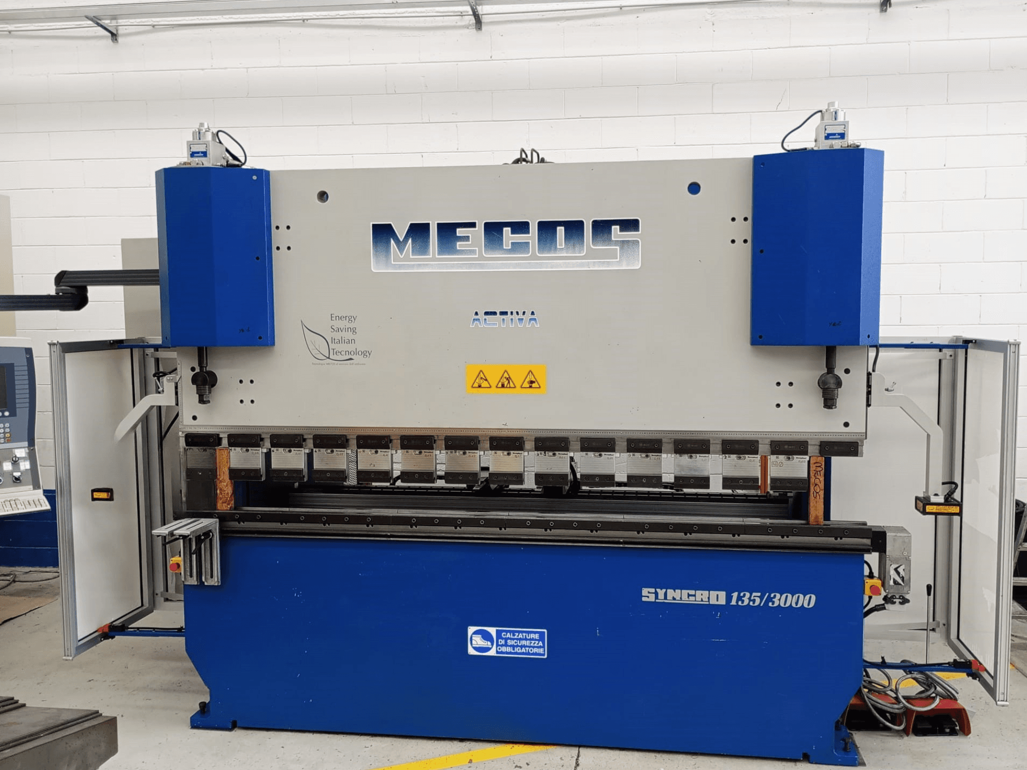 MECOS SYNCRO 135/3000 abkant presin önden görünümü, kontroller, bükme aletleri ve güvenlik özellikleri.