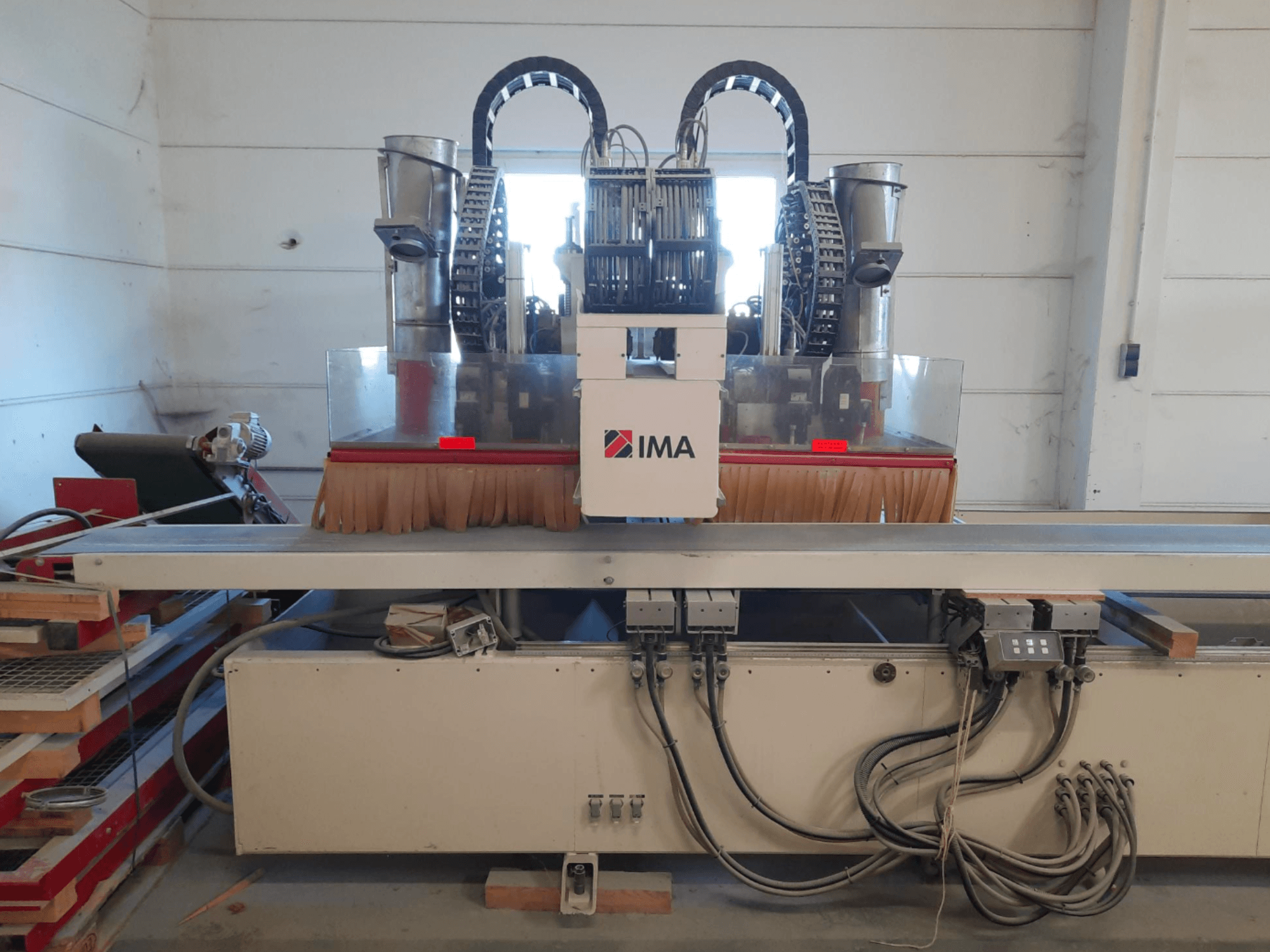 Önden görünüşüyle gösterilen, fırçalar, kumanda paneli ve çalışma masası bulunan IMA BIMA 610 V CNC Ahşap İşleme Merkezi.