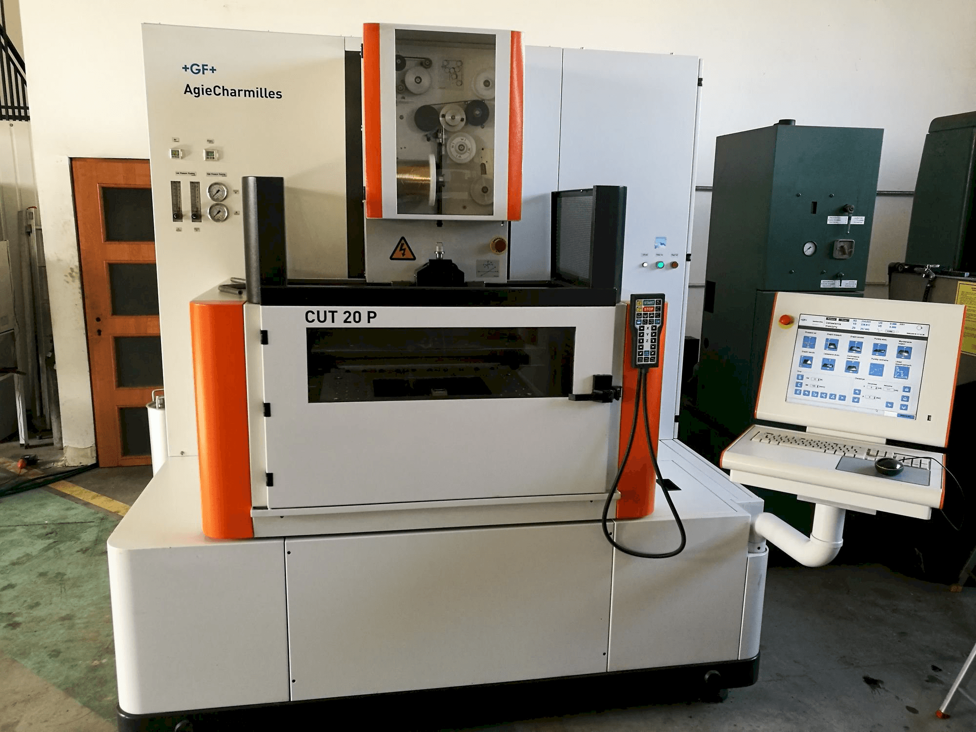 Makine AgieCharmilles CUT 20 P - Önden görünüm