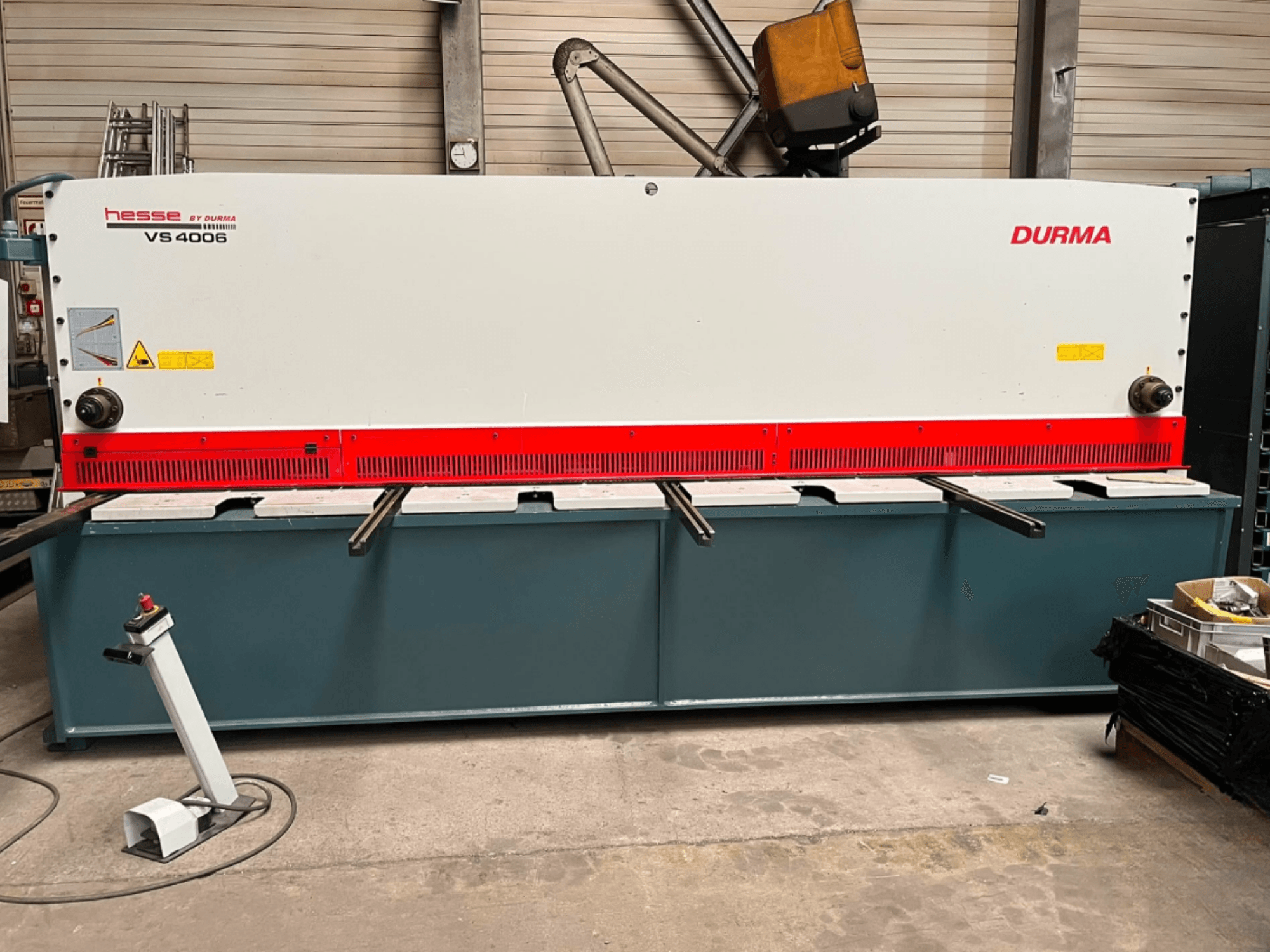 CNC kesme makinesi Durma VS 4006, önden görünüm; sağlam bir taban üzerinde kesme bıçağı ve kontrol paneli görülmektedir.