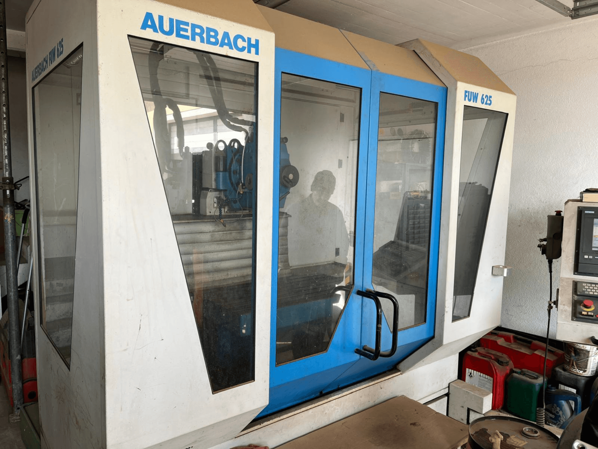 Auerbach FUW 625 Üniversal İşleme Merkezinin yandan görünümü, cam paneller ve sağda bir kontrol paneli.