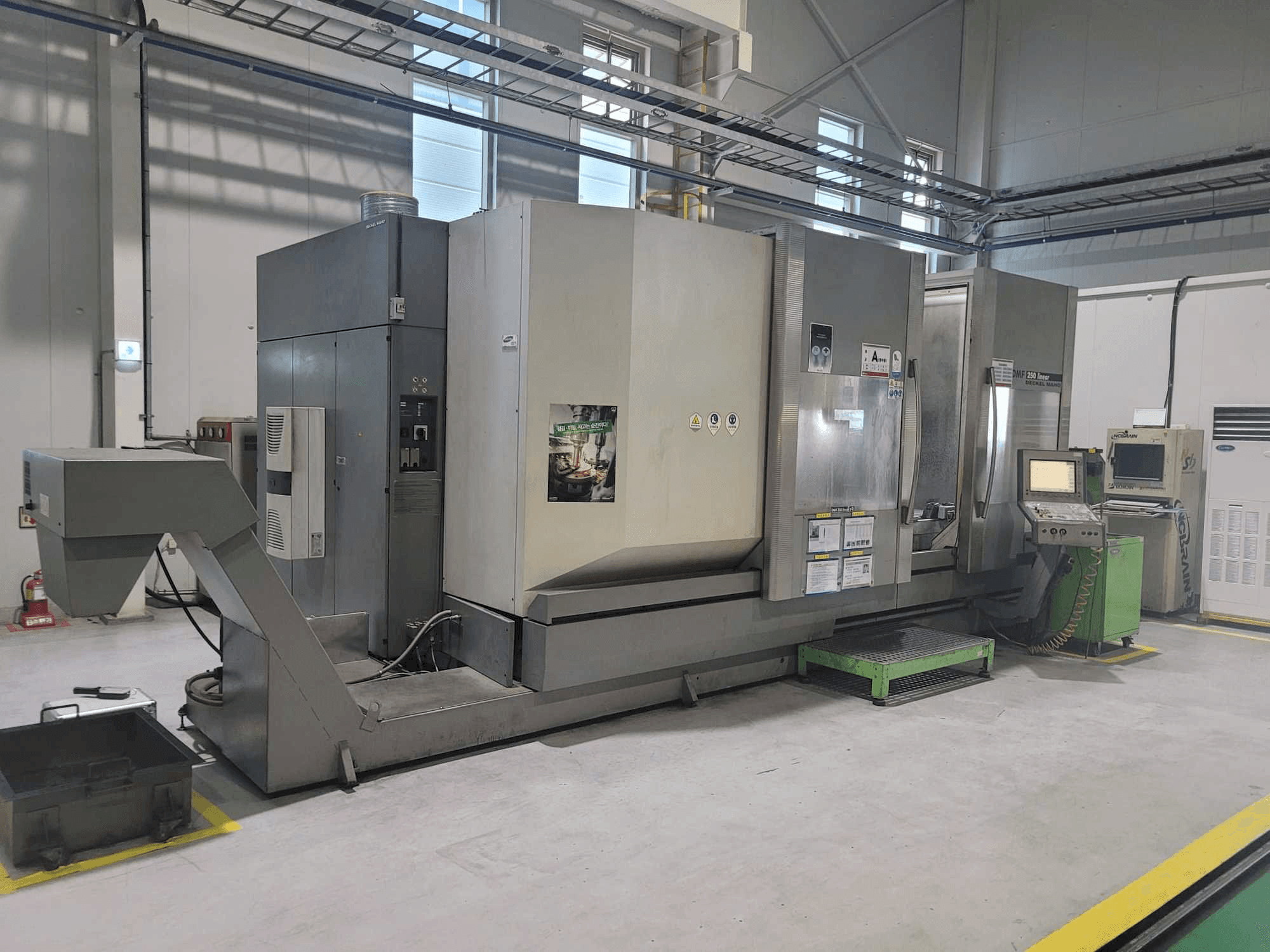 Makine DECKEL MAHO DMF 250 linear - Sol taraftaki görüntü