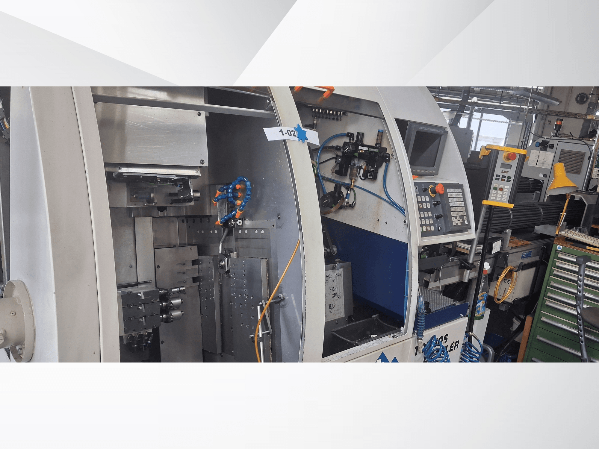 İsviçre Tipi Torna Makinesi TORNOS DECO 2000-10, kontrol panelini, döndürme mekanizmasını ve dahili kurulumu gösteren önden görünüm.