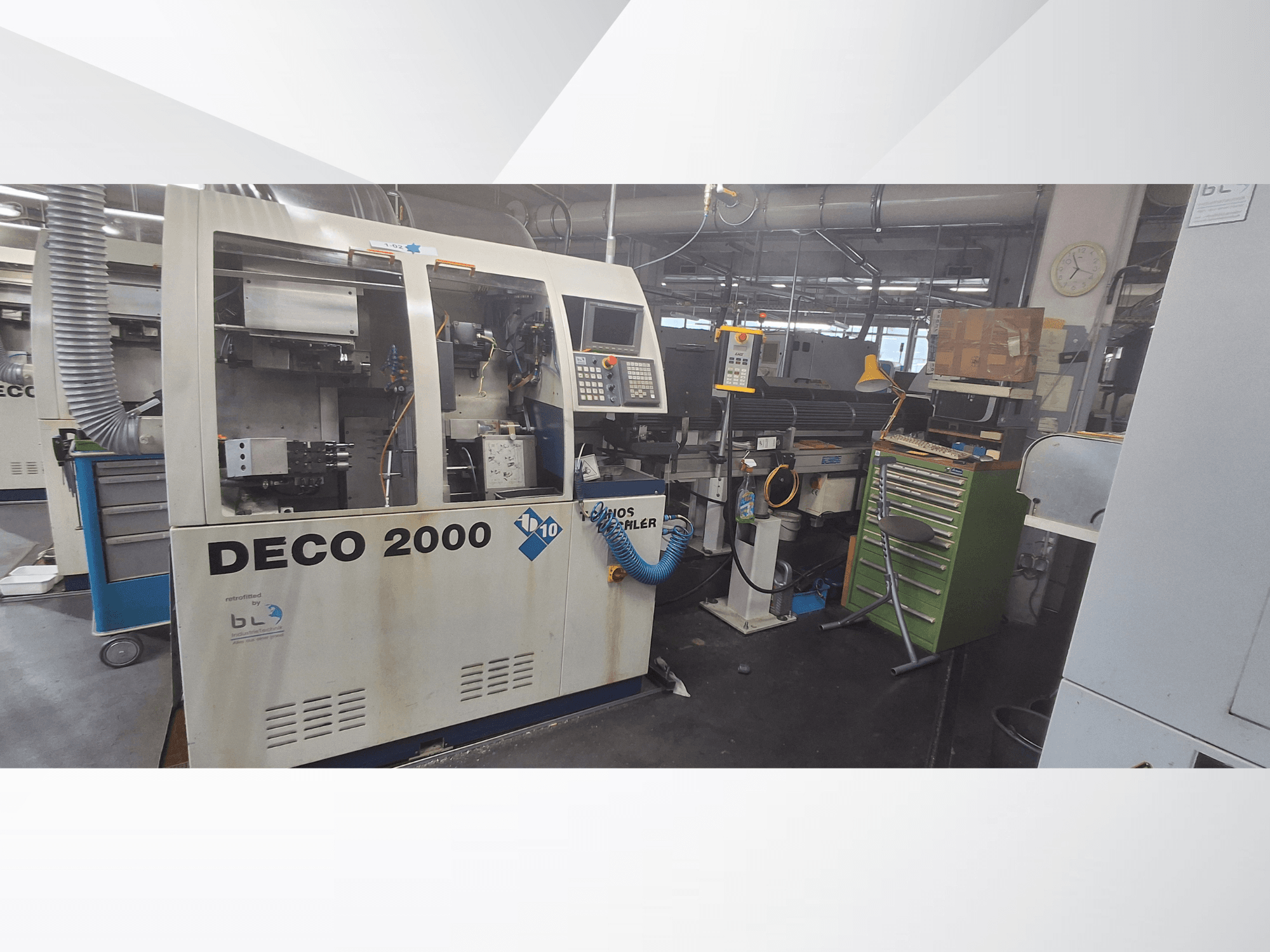 İsviçre tipi torna tezgahı TORNOS DECO 2000-10, önden görünüm; atölye ortamında kontrol paneli ve yükleme alanını göstermektedir.