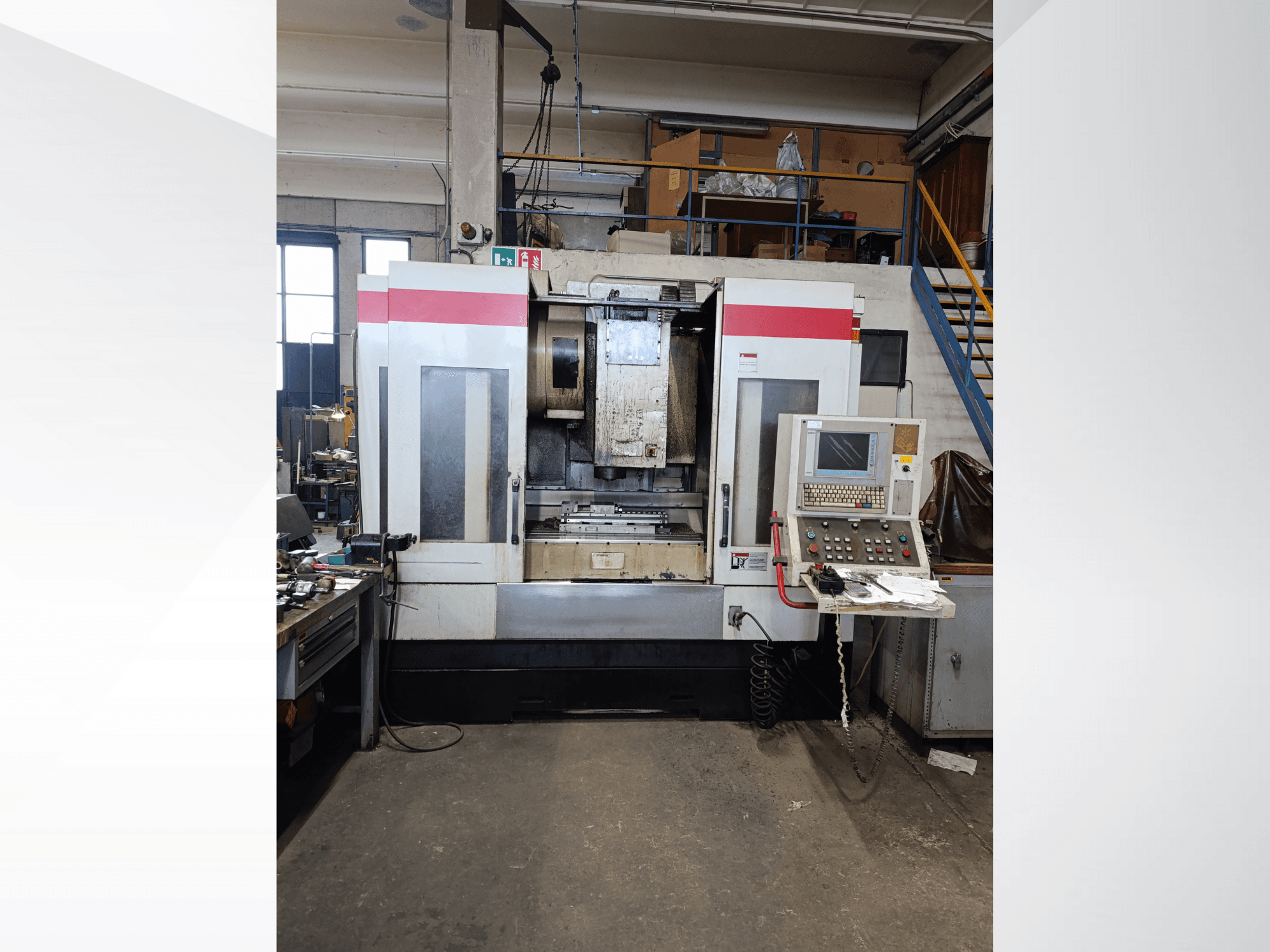 Kontrol panelli ve operasyonel arayüzlü CNC makinesi, önden görünüm. Marka ve model görünmüyor; ayrıntılar çalıştırma düğmelerini ve ekranı içeriyor.