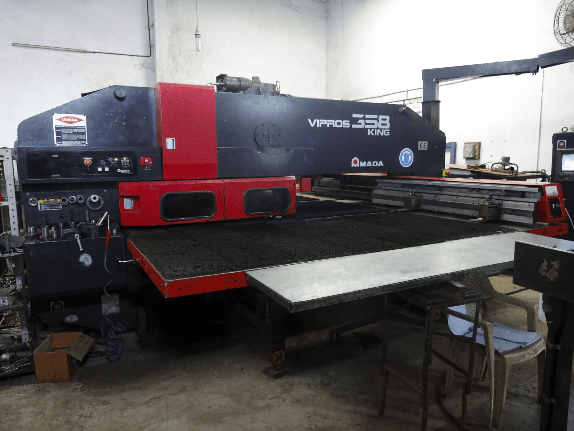 Makine AMADA - Sol görünüm Vipros 358 King