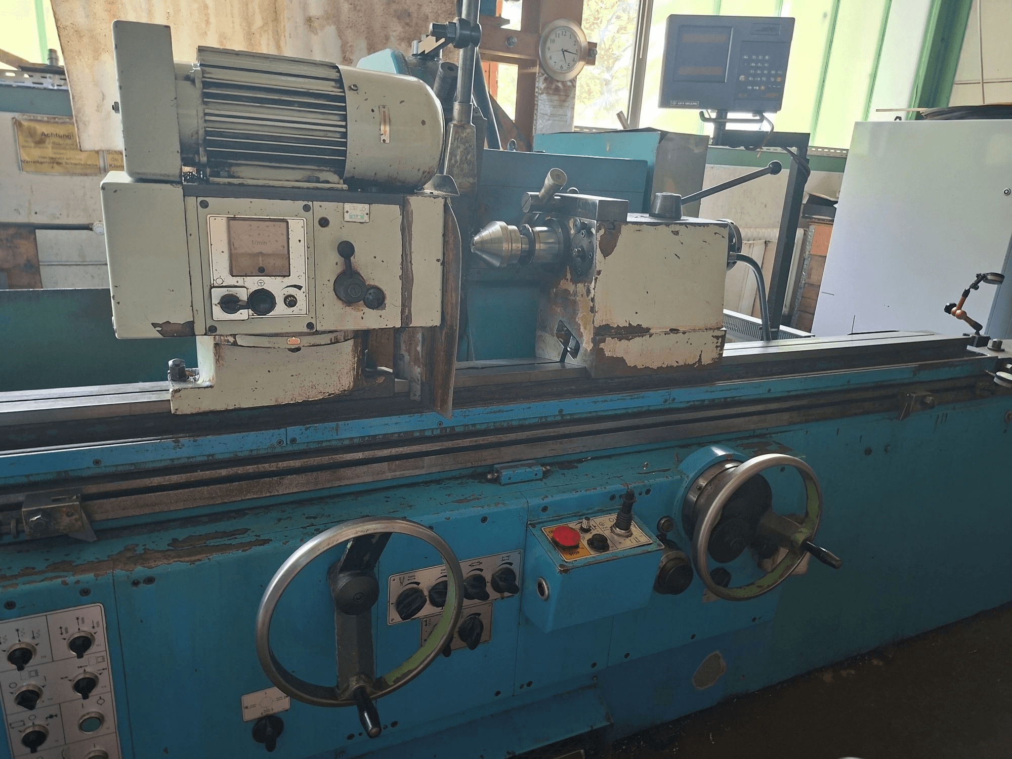 Cetos BHU 50 A x 2000 silindirik taşlama makinesi, önden görünüm; atölye ortamında kontrol paneli, motor ve çalışma alanını göstermektedir.