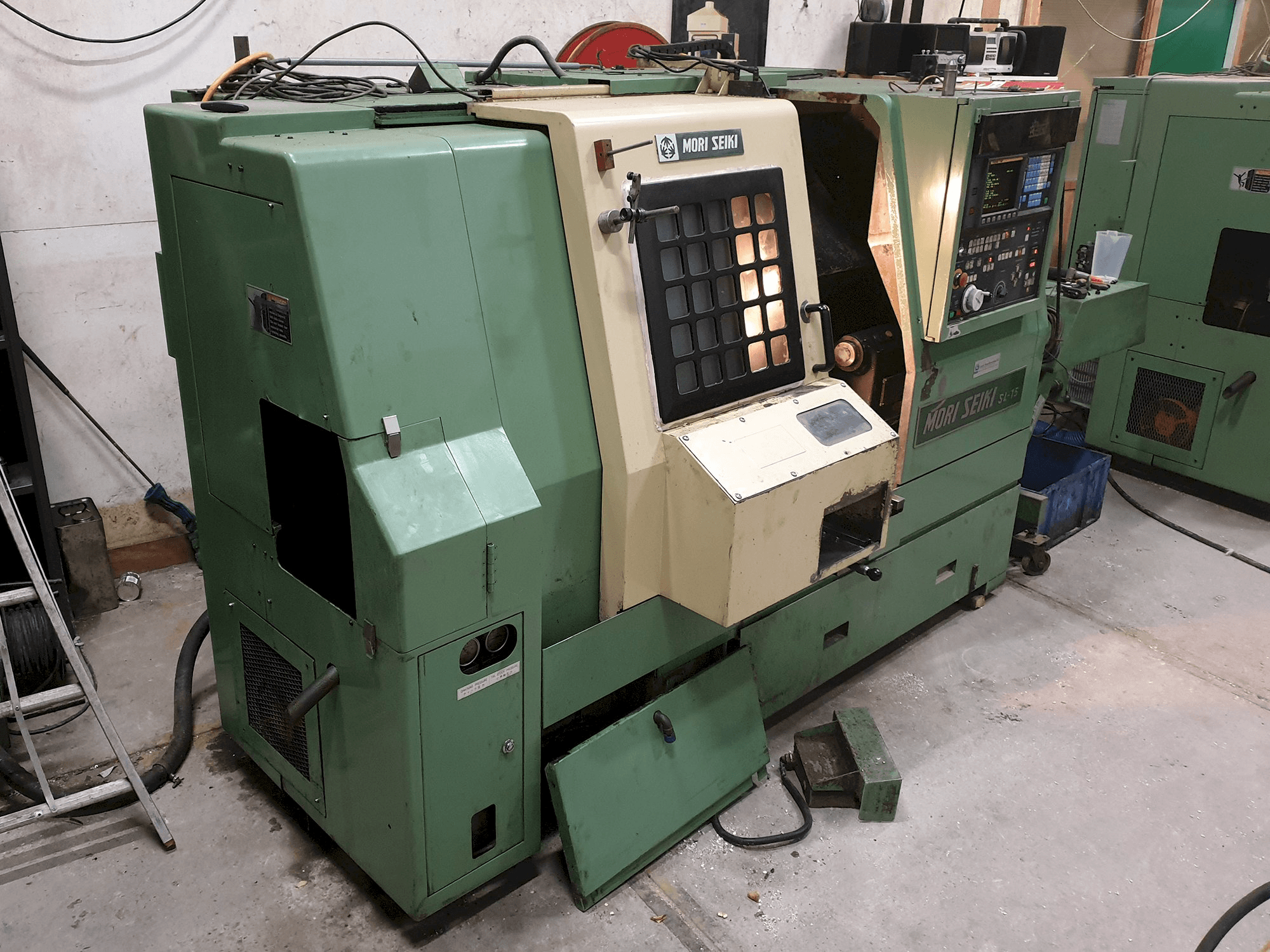 Makine MORI SEIKI - Sol görünüm SL-15