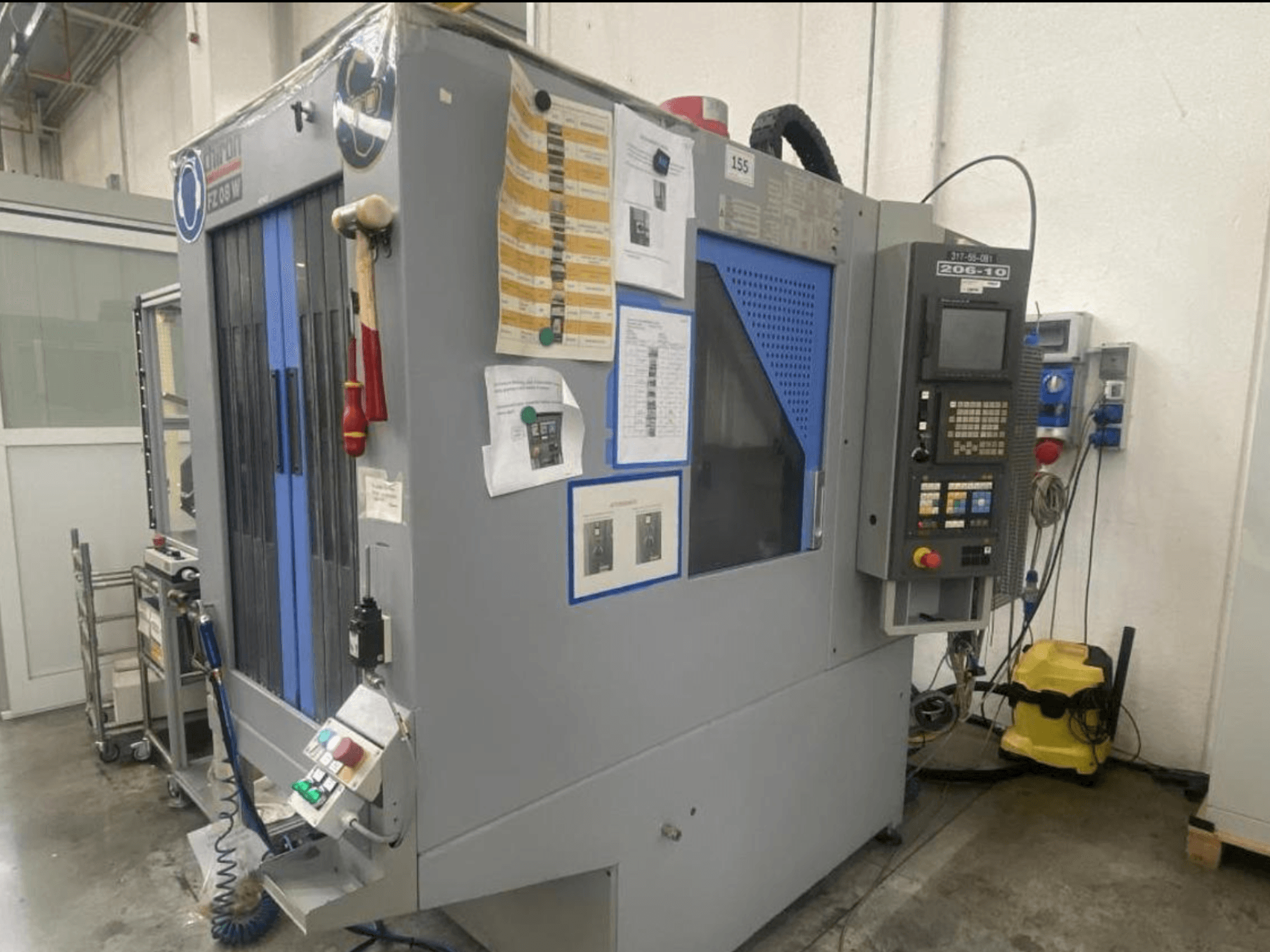 Shin Lin'in CNC makinesi, önden görünüm, kontrol paneli, çalıştırma düğmeleri ve güvenlik talimatları ekli.