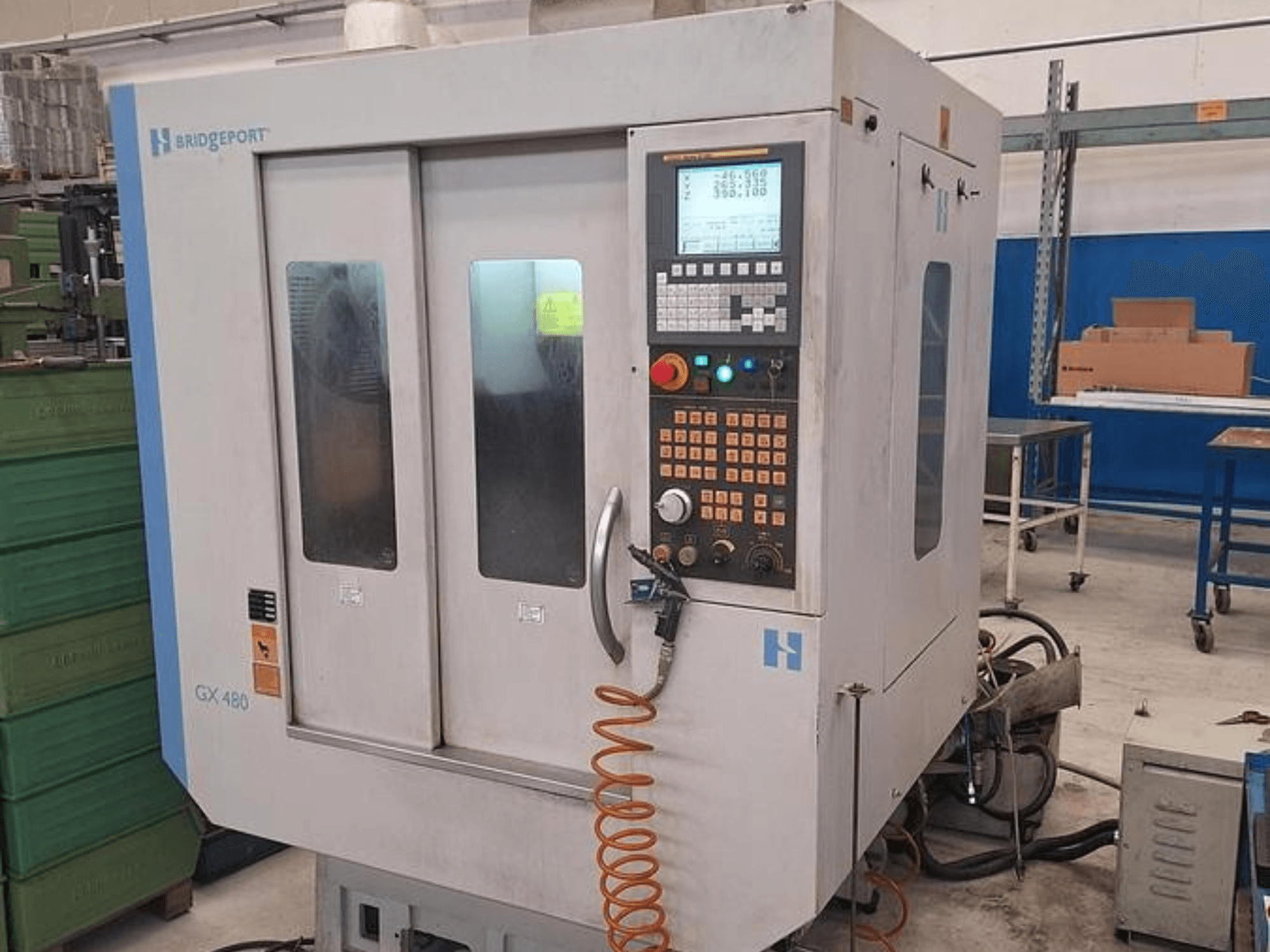 Bridgeport GX 480 dikey işleme merkezinin önden görünümü, kontrol paneli, çift cam kapı ve esnek hortum.