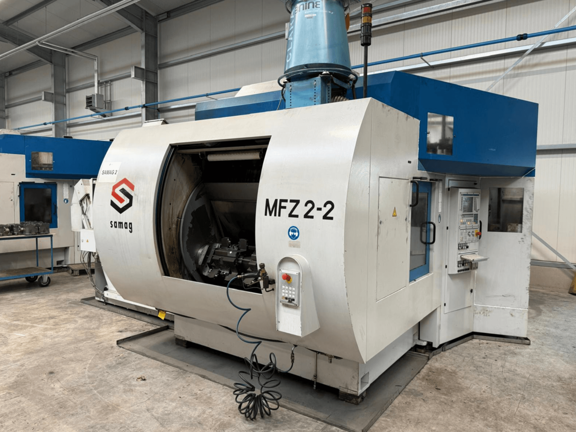 Samag MFZ 2-2 freze makinesinin yandan görünümü, geniş, açık bir hazne ve çeşitli düğme ve topuzlara sahip kontrol panelini sergiliyor.