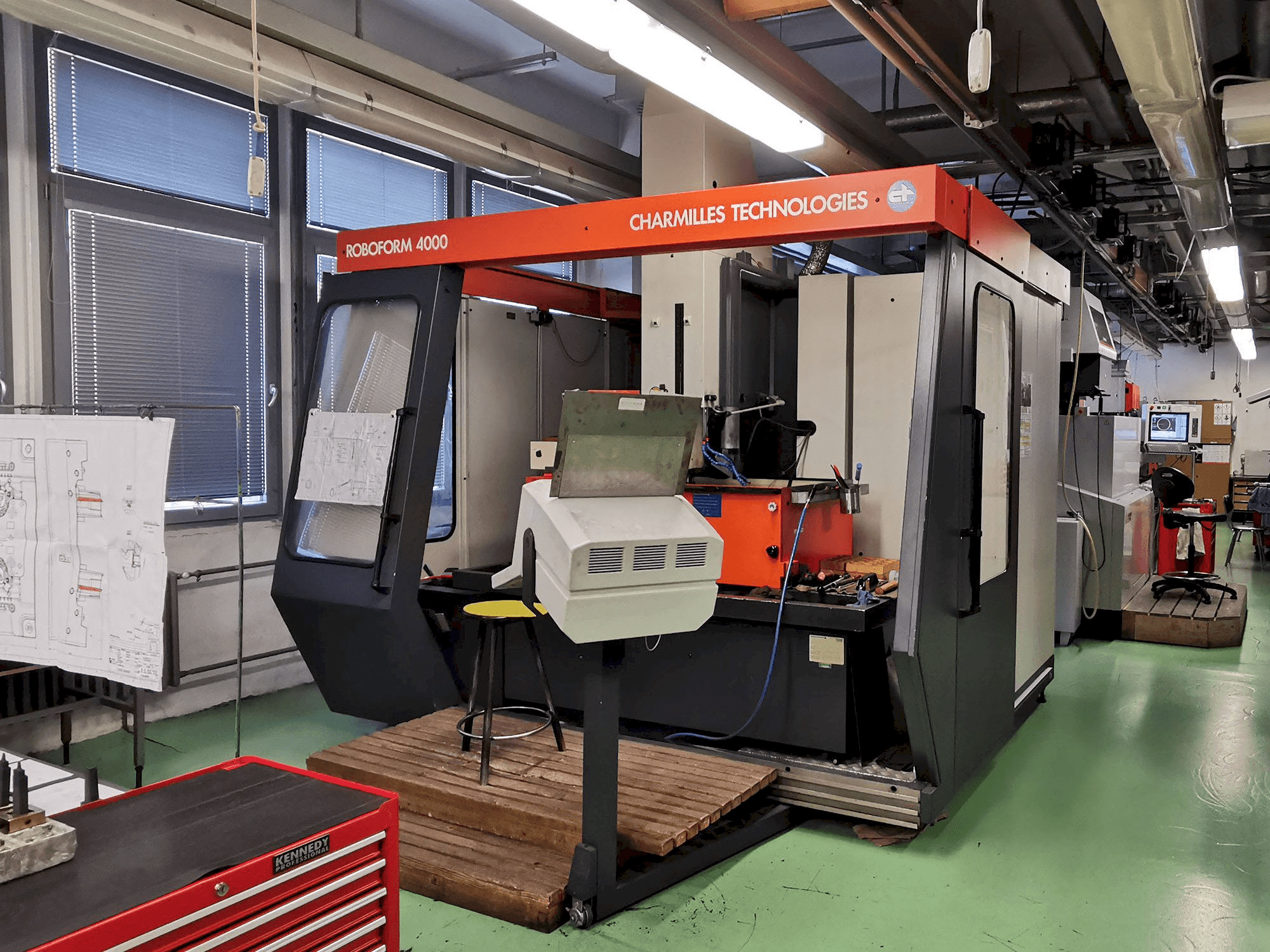 Makine CHARMILLES Roboform 4000 - Önden görünüm