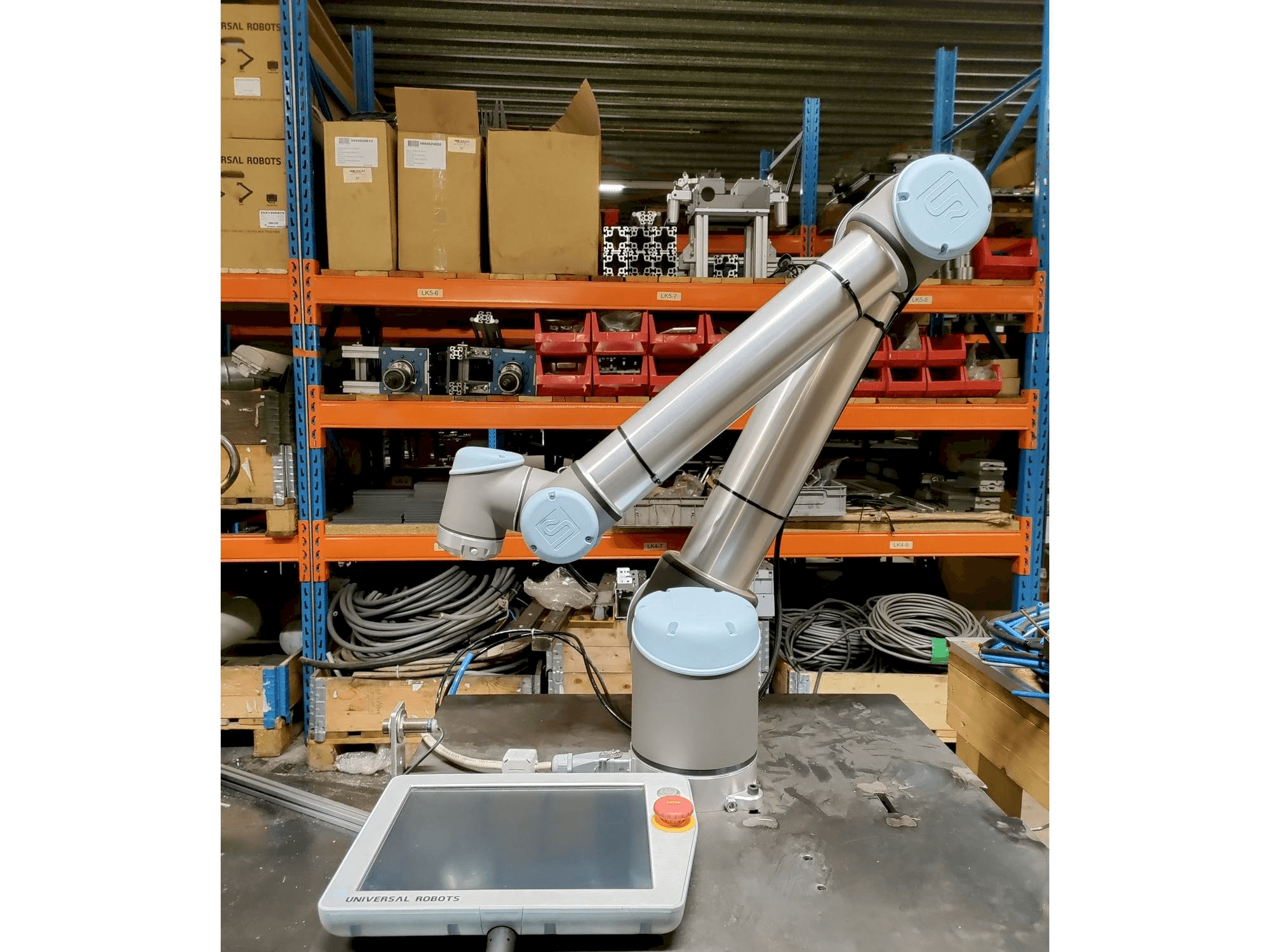 Makine Universal Robots UR10 - Önden görünüm