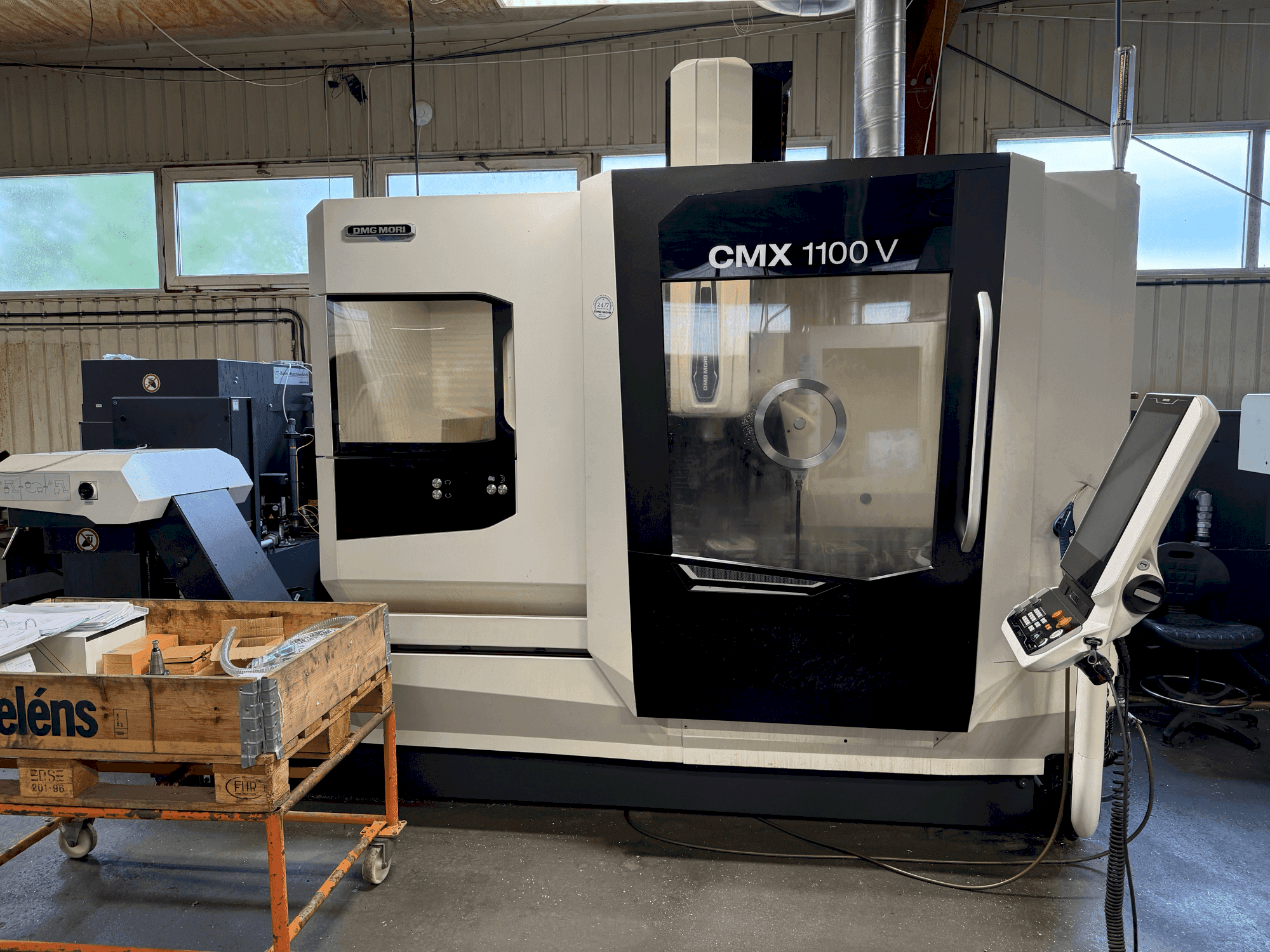 Makine DMG MORI CMX 1100 V (2022) - Önden görünüm