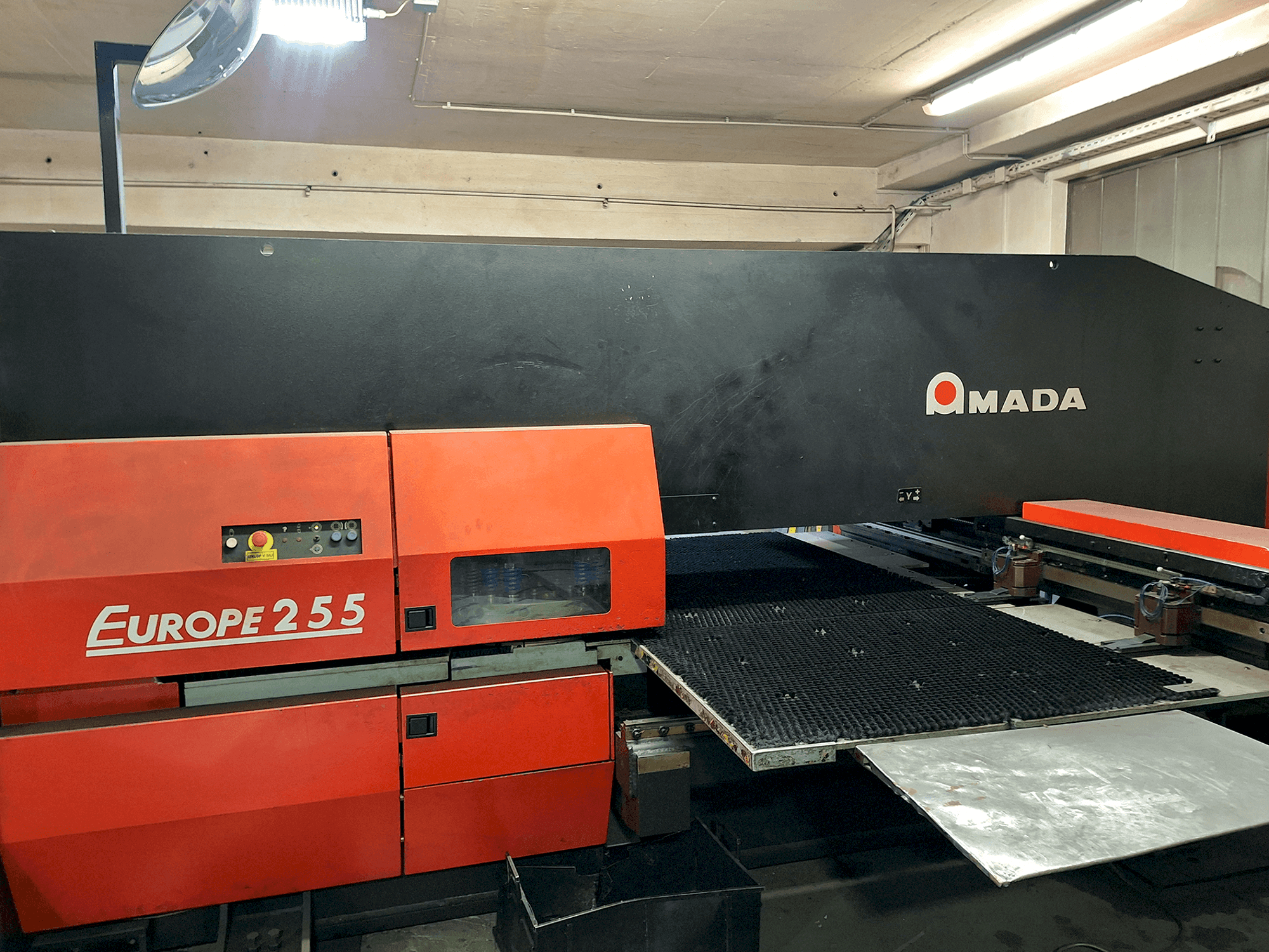 Makine AMADA EUROPE 255 CNC - Önden görünüm