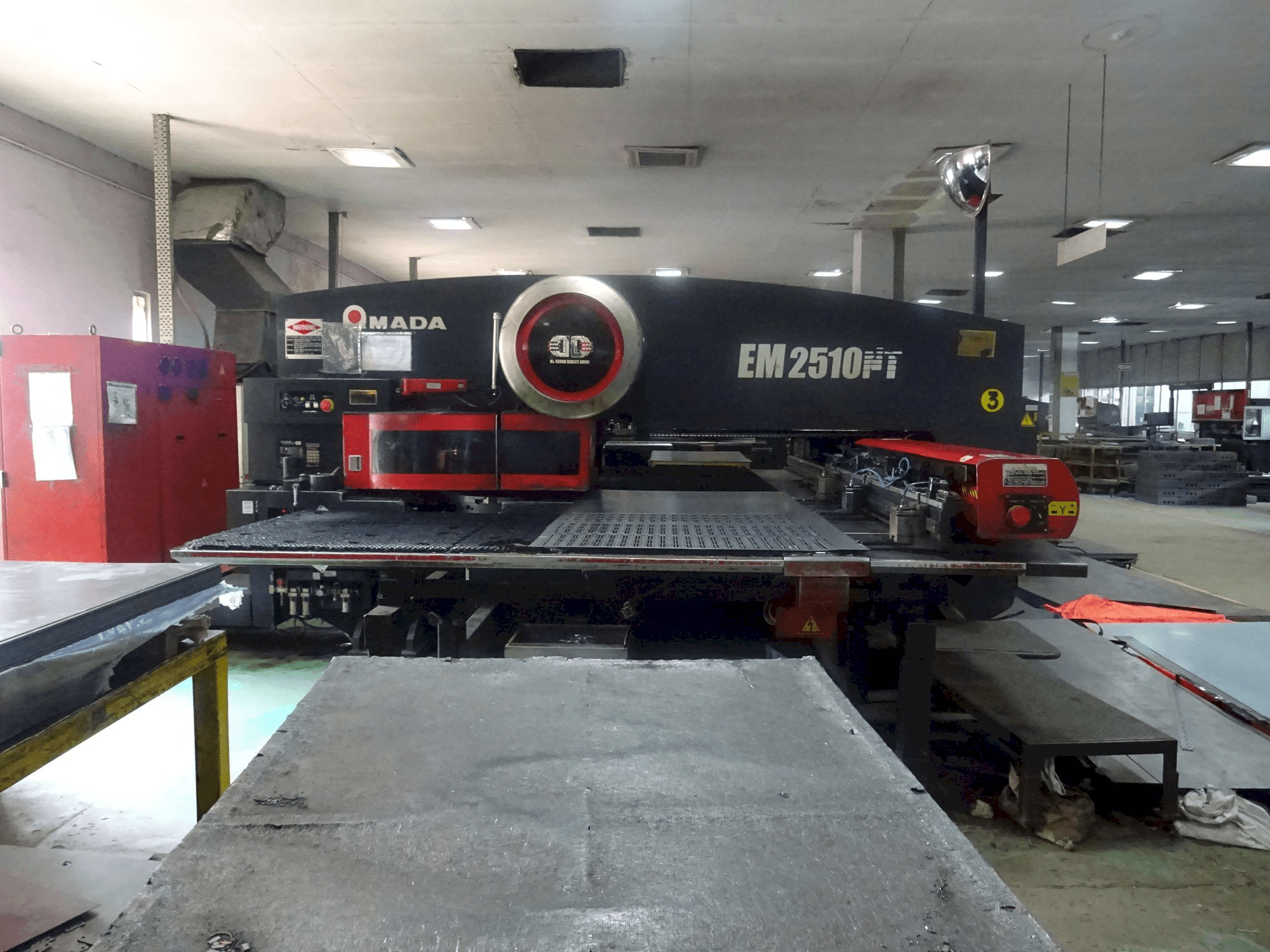 Makine AMADA EM 2510 NT - Önden görünüm