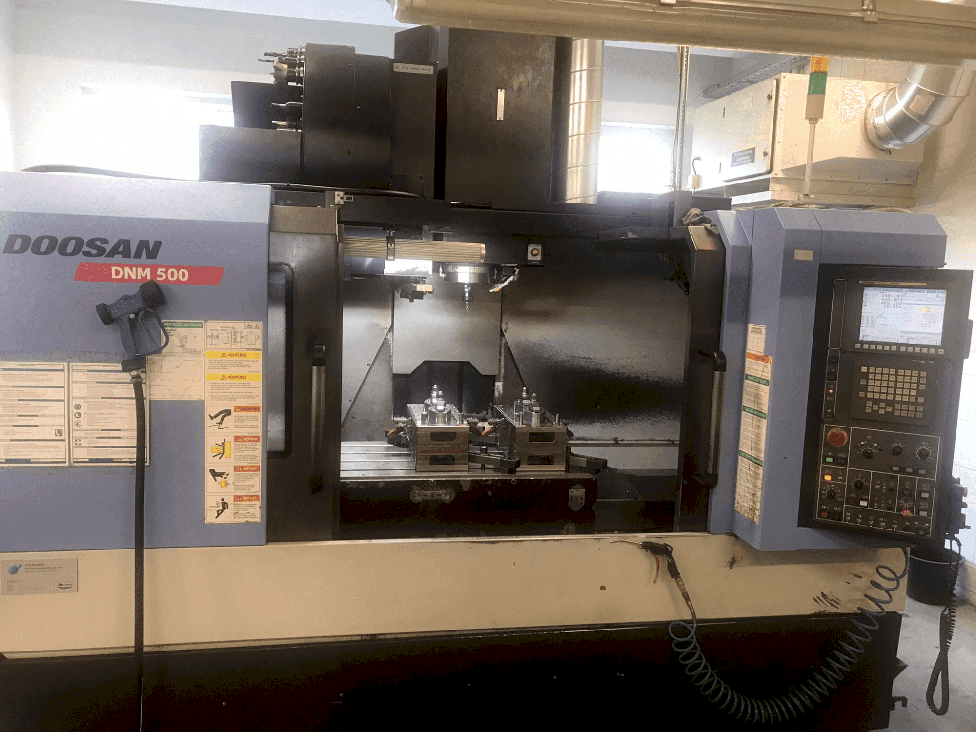 Makine DOOSAN DNM 500 - Önden görünüm